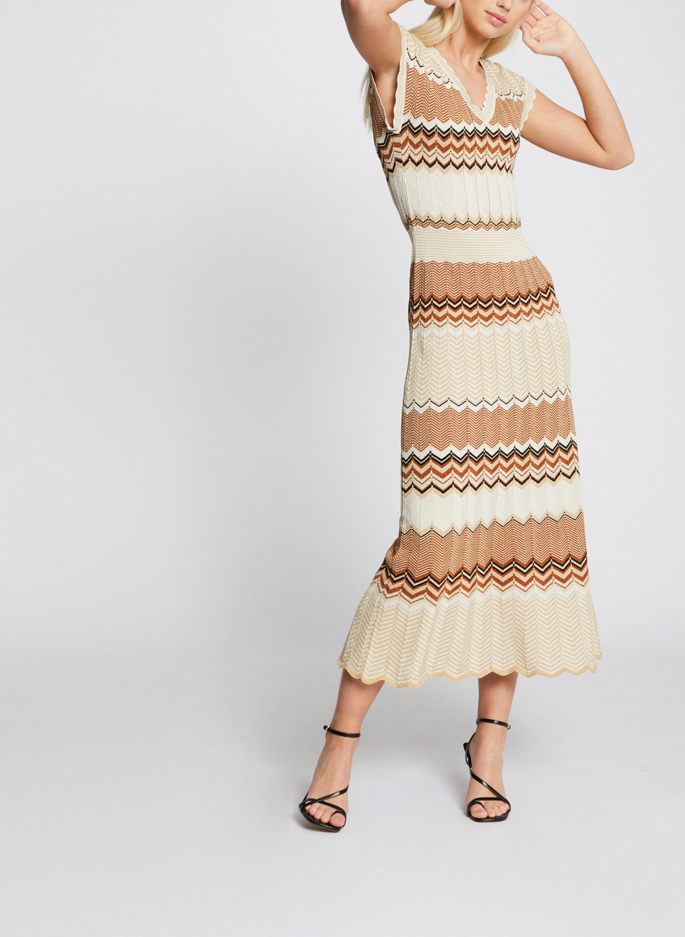 Midikleid mit V-Ausschnitt und grafischen Details MORGAN Braun