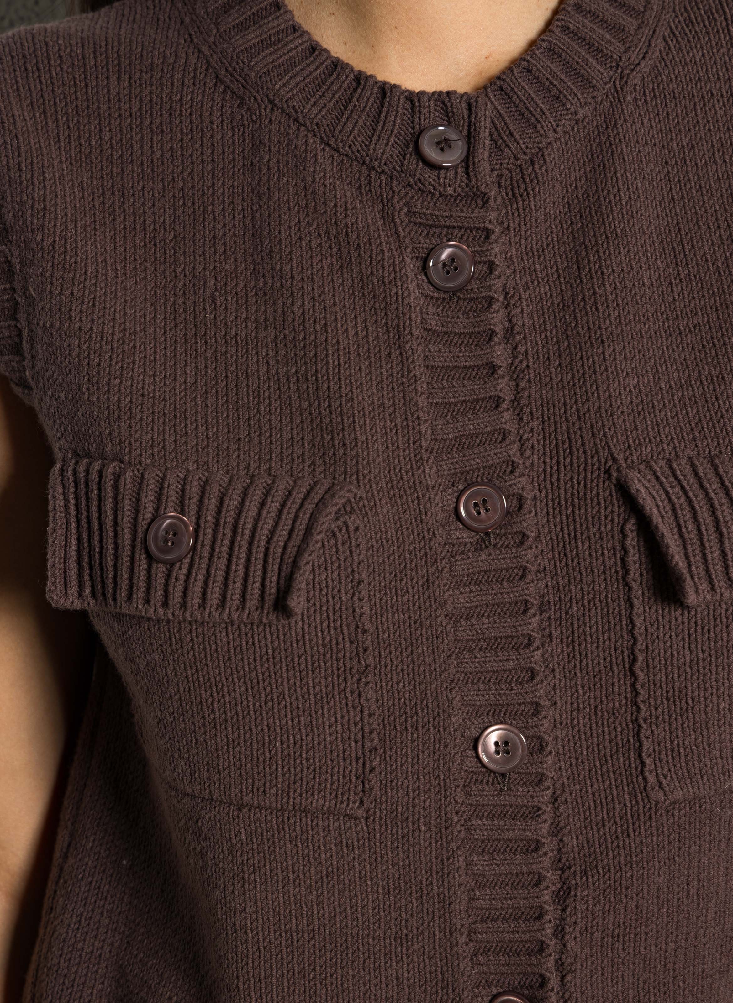 Short buttoned knitted cardigan Brown