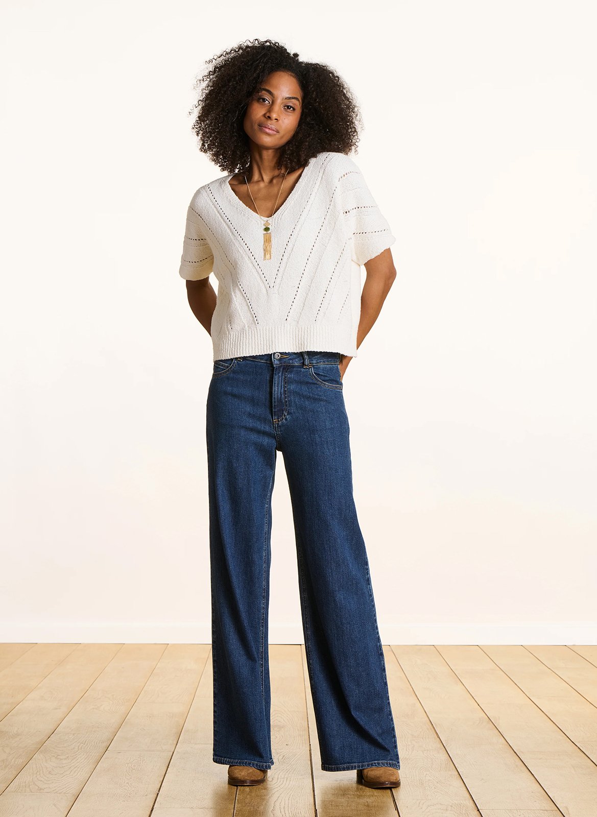 Oversize V-Ausschnitt Pullover aus recycelter Baumwollmischung. LA FEE MARABOUTEE Weiss