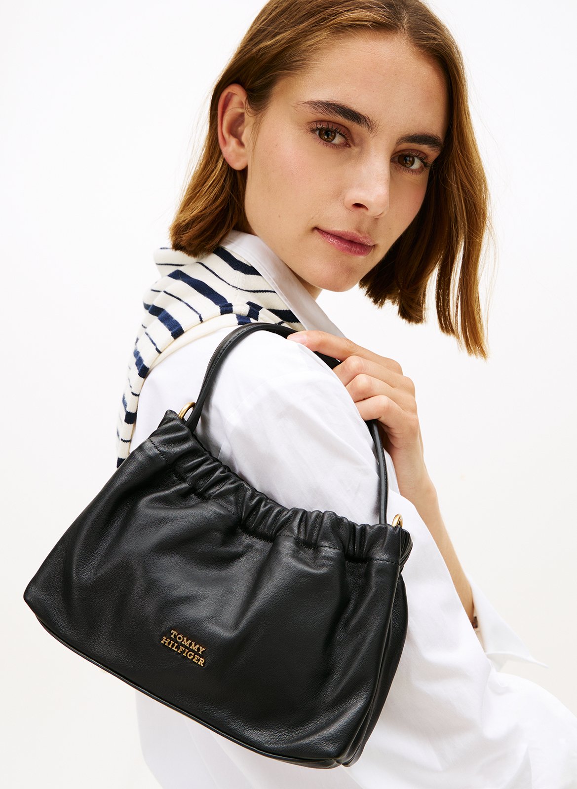 Sac bandoulière en cuir souple TOMMY HILFIGER Noir
