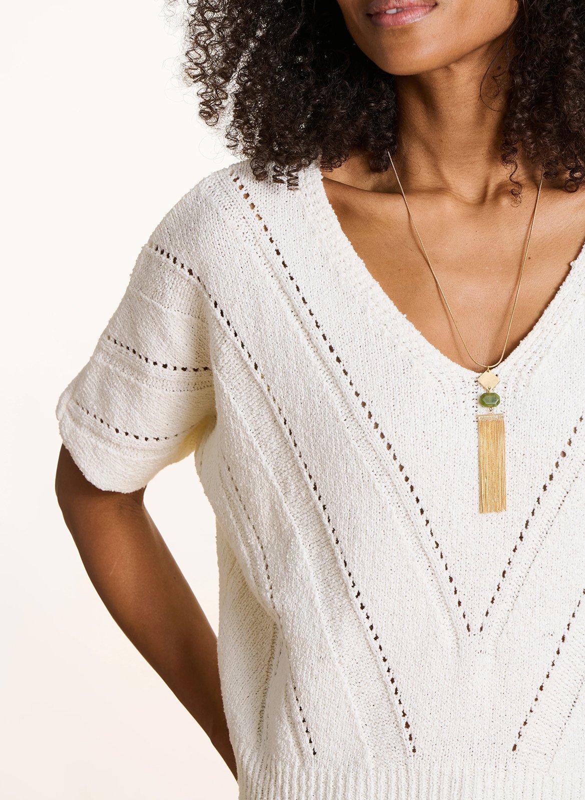 Oversize V-Ausschnitt Pullover aus recycelter Baumwollmischung. LA FEE MARABOUTEE Weiss