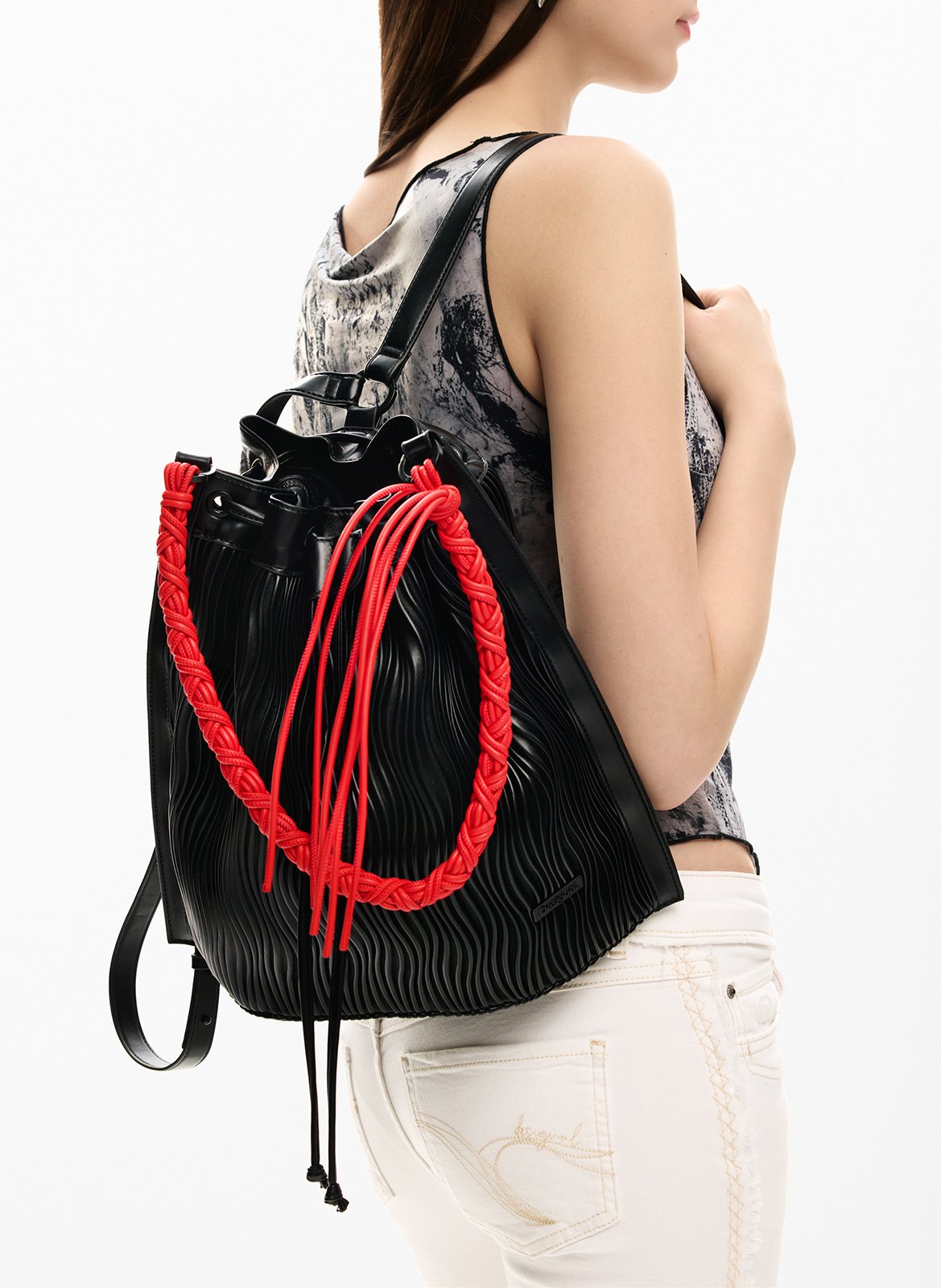 Sac à dos moyen en relief DESIGUAL Noir