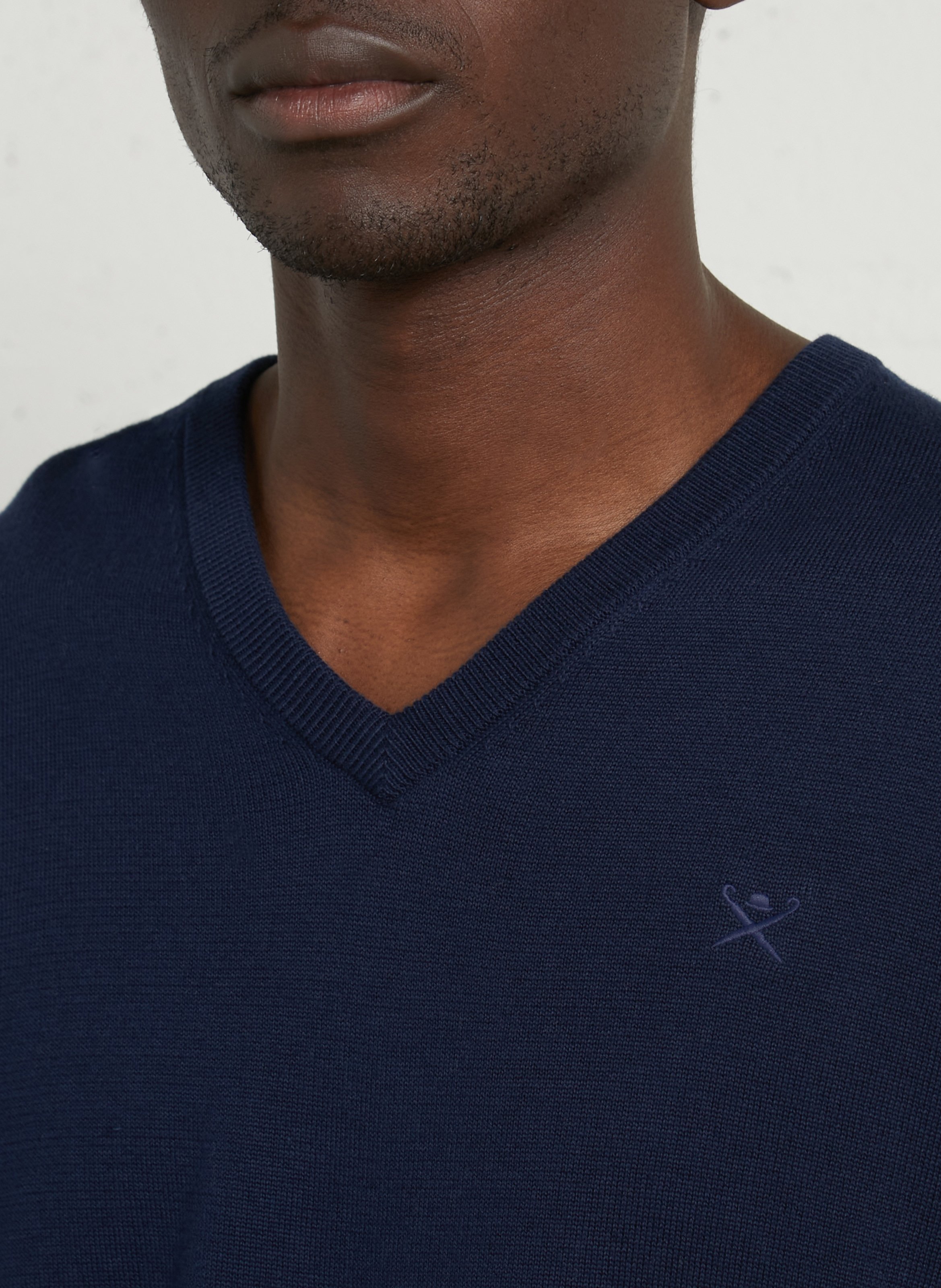 Pull droit col V brodé en coton HACKETT Bleu
