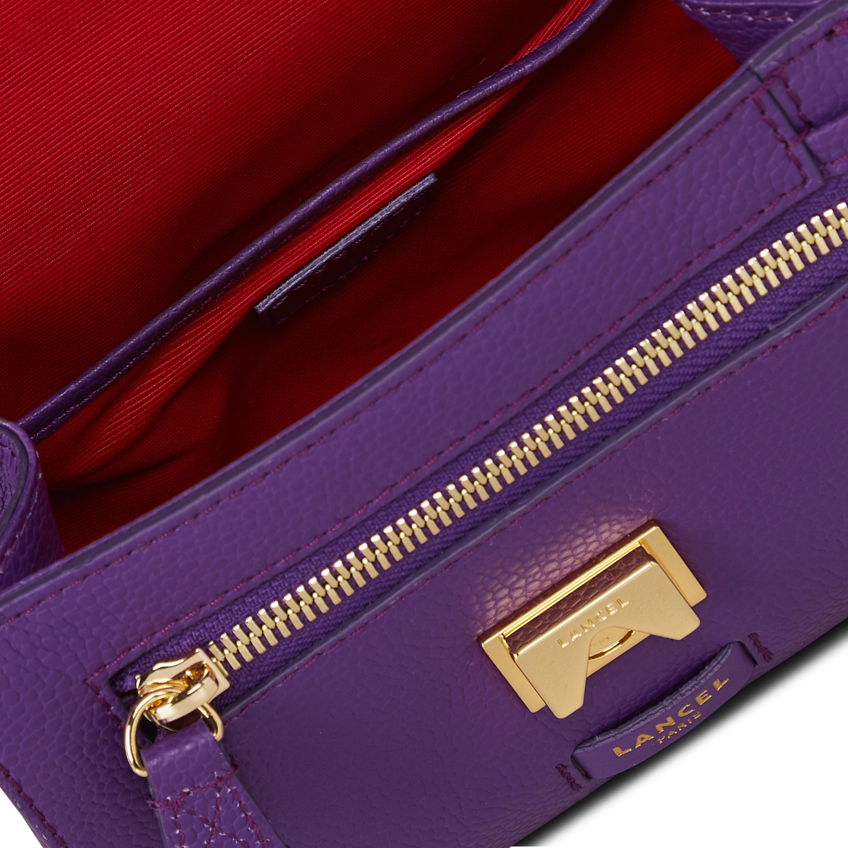 Kleine tas met klep van generfd leer Violet