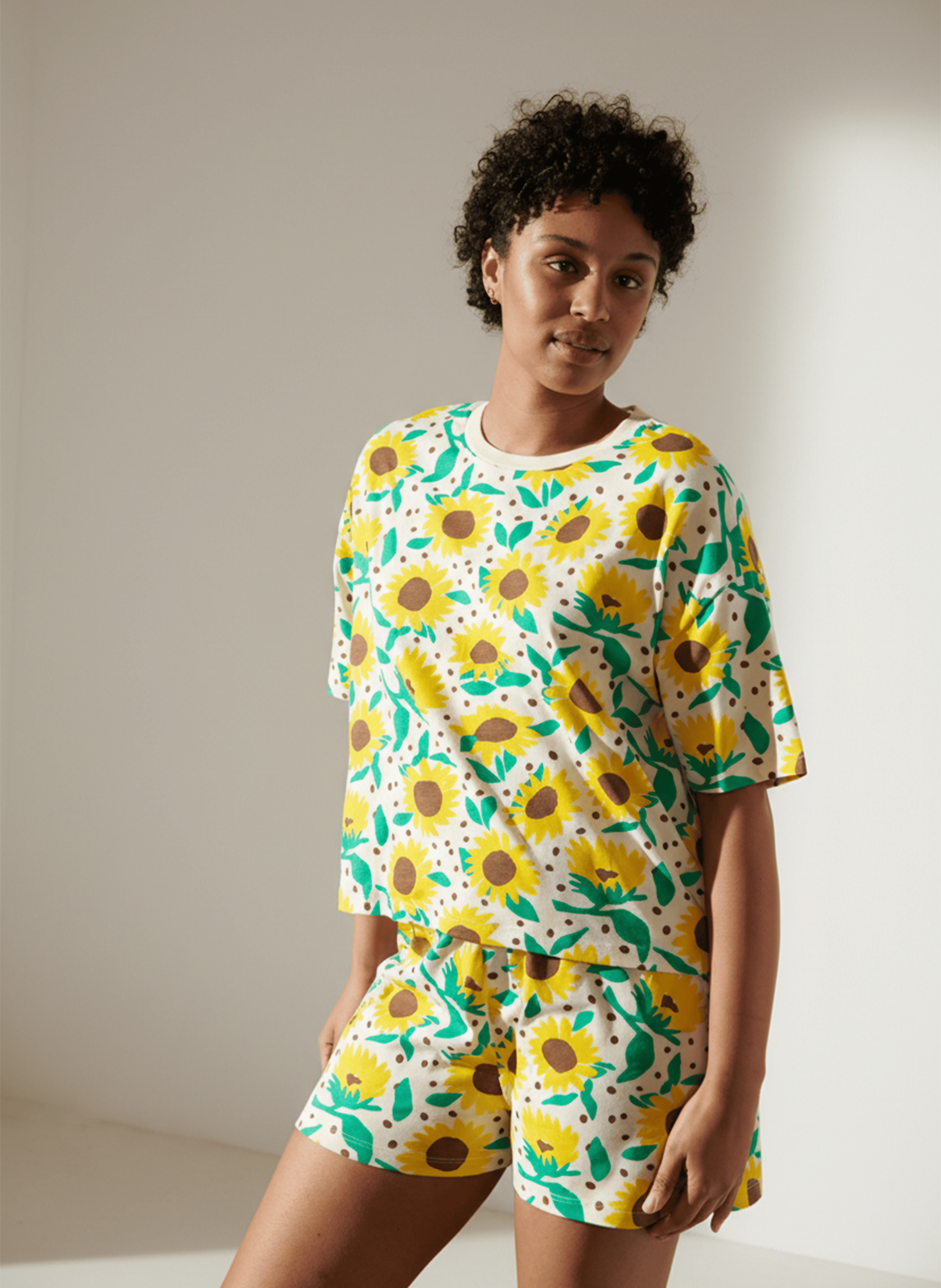 Pyjama-Shorts im Oversize-Schnitt mit Print WE ARE JOLIES Gelb