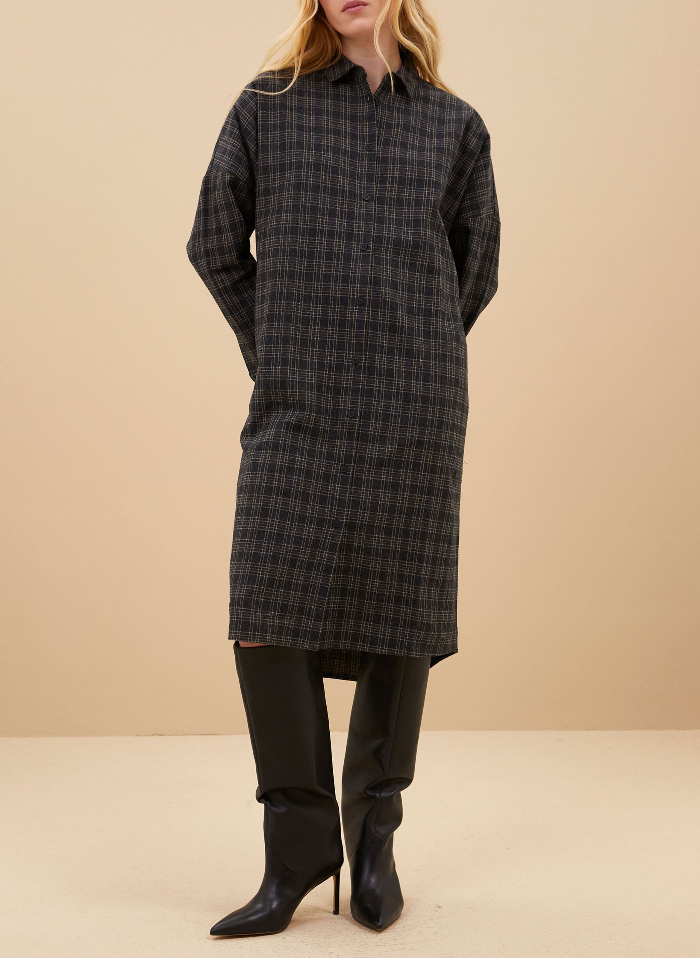 Midi shirt dress in plaid pattern Grey