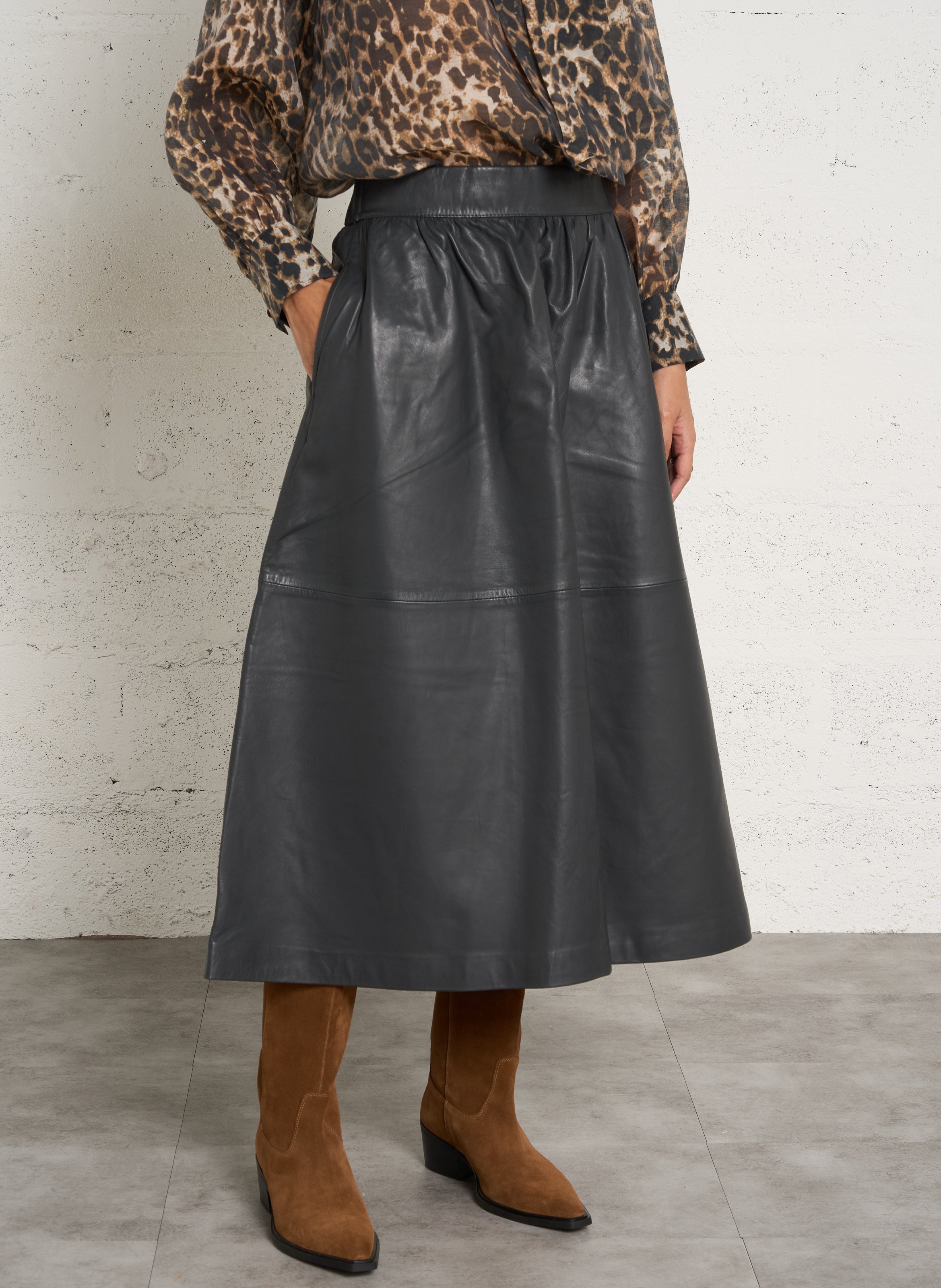 Jupe midi évasée en cuir BELLEPIECE Gris