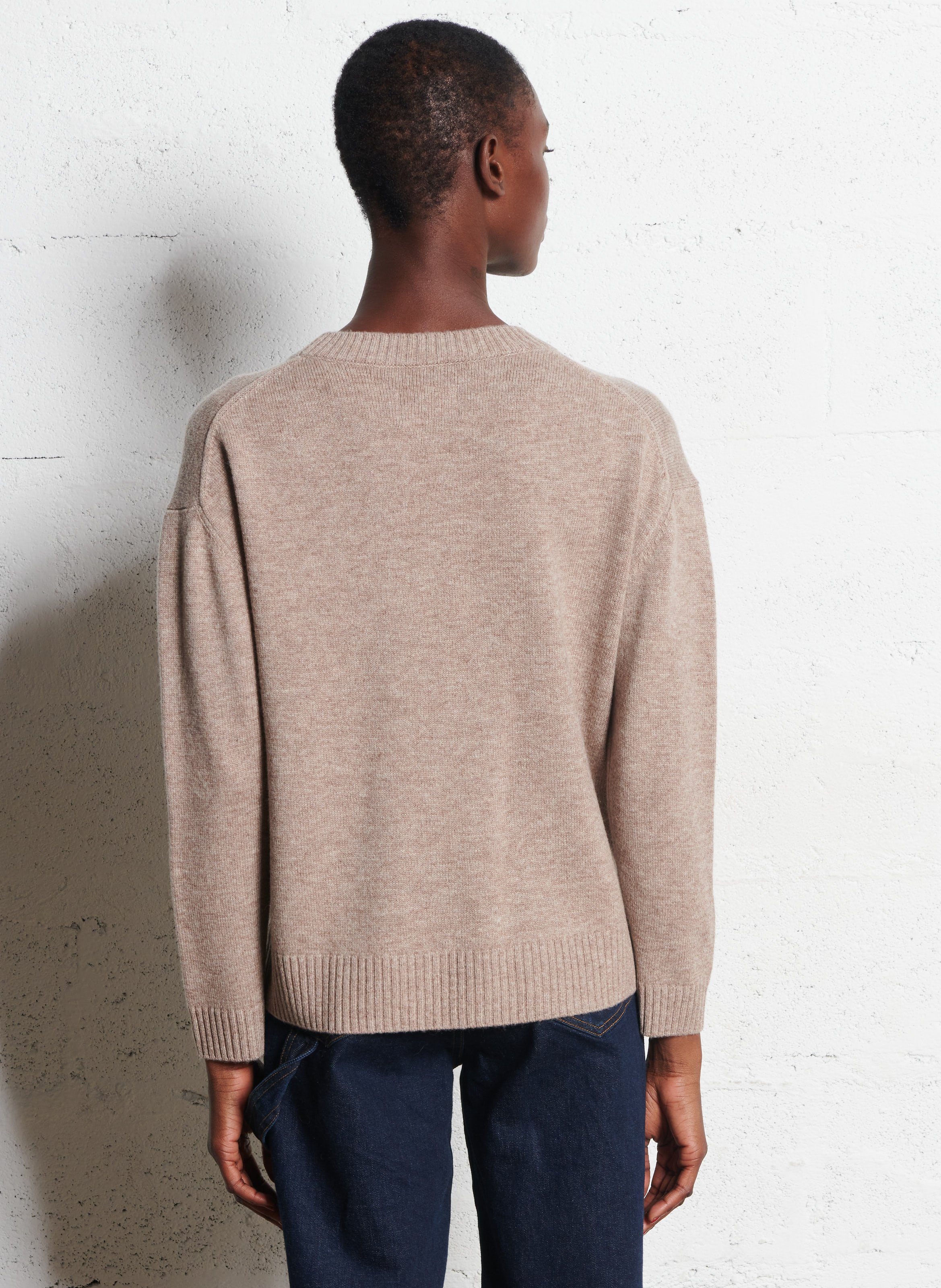 Rundhalsausschnitt-Pullover in einfarbigem Wollstrick mit Knöpfen DES PETITS HAUTS Beige