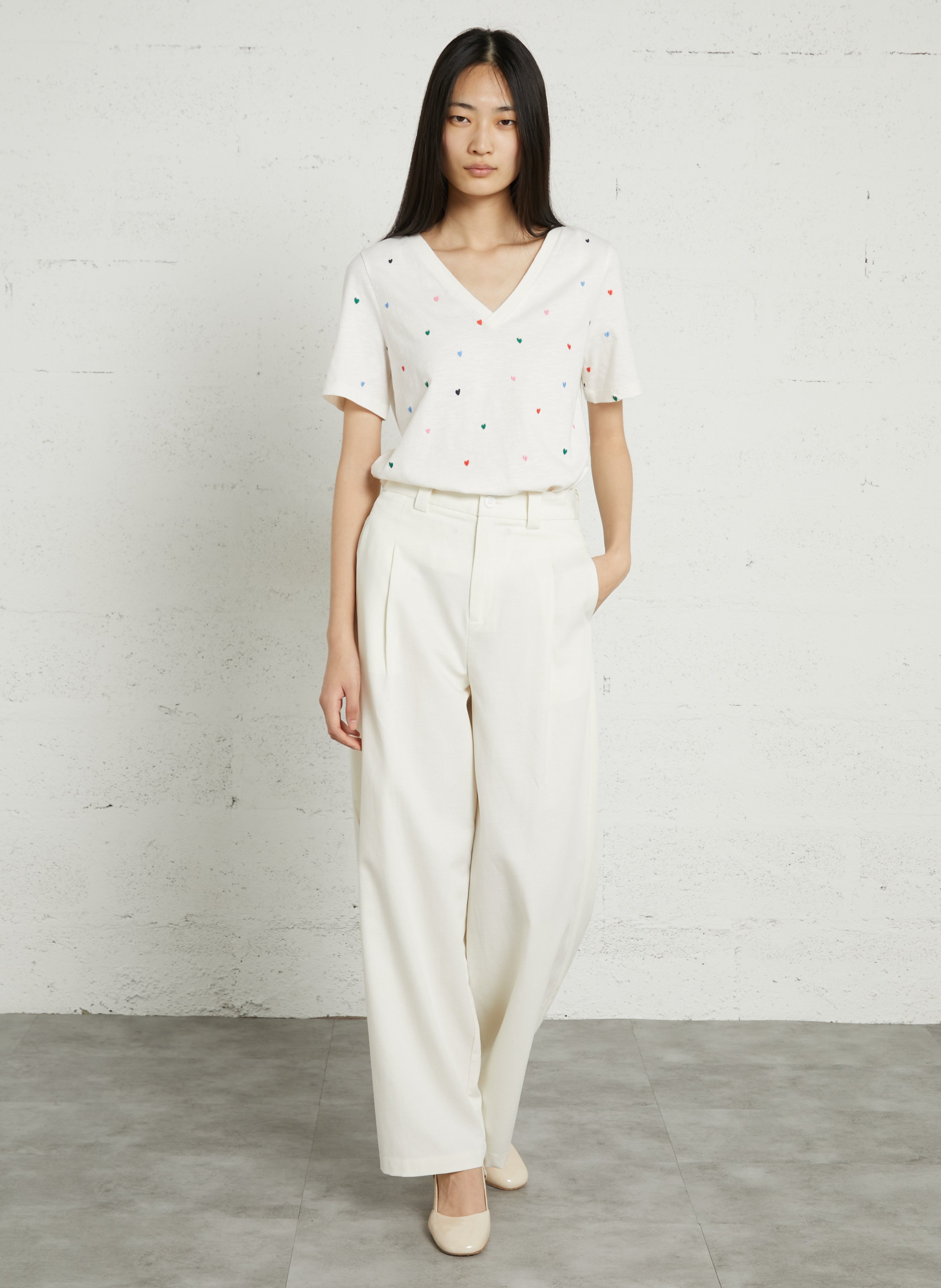 Gerade geschnittenes T-Shirt mit V-Ausschnitt aus Bio-Baumwolle mit Stickerei FABIENNE CHAPOT Weiss