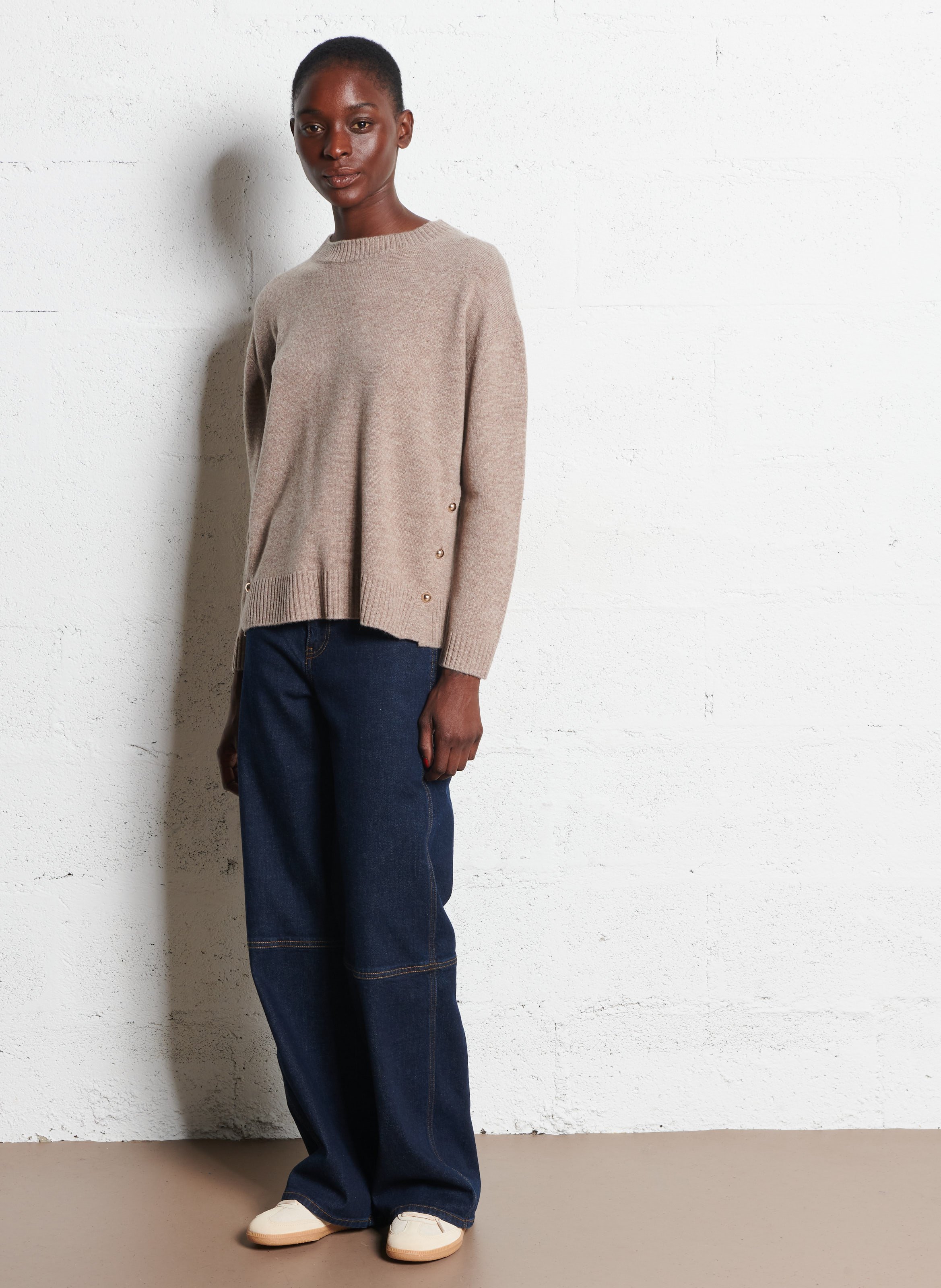 Rundhalsausschnitt-Pullover in einfarbigem Wollstrick mit Knöpfen DES PETITS HAUTS Beige