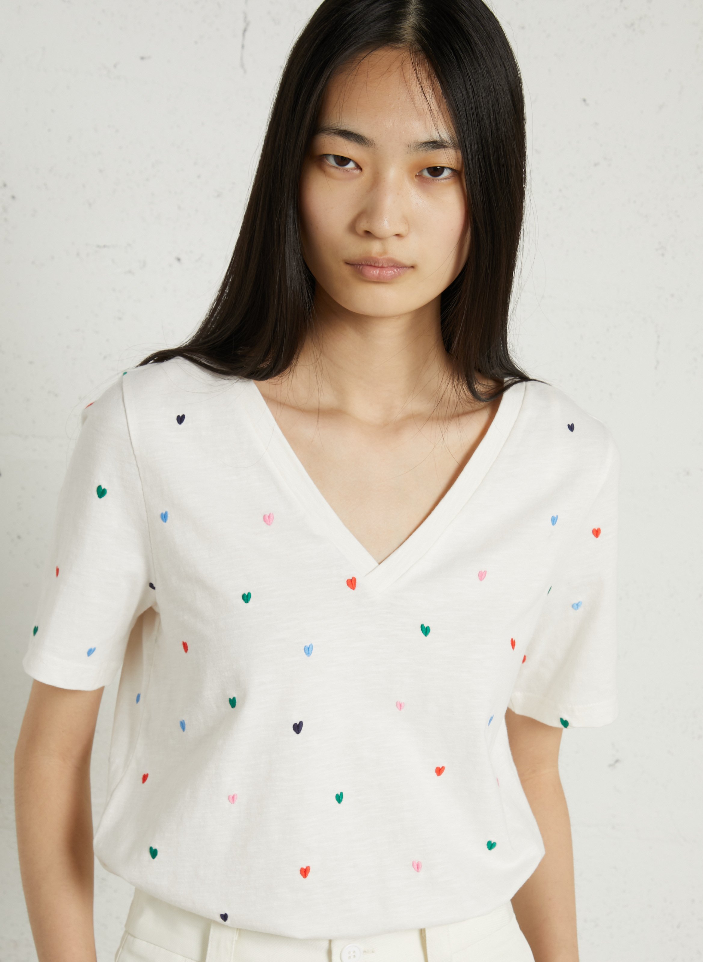 Gerade geschnittenes T-Shirt mit V-Ausschnitt aus Bio-Baumwolle mit Stickerei FABIENNE CHAPOT Weiss