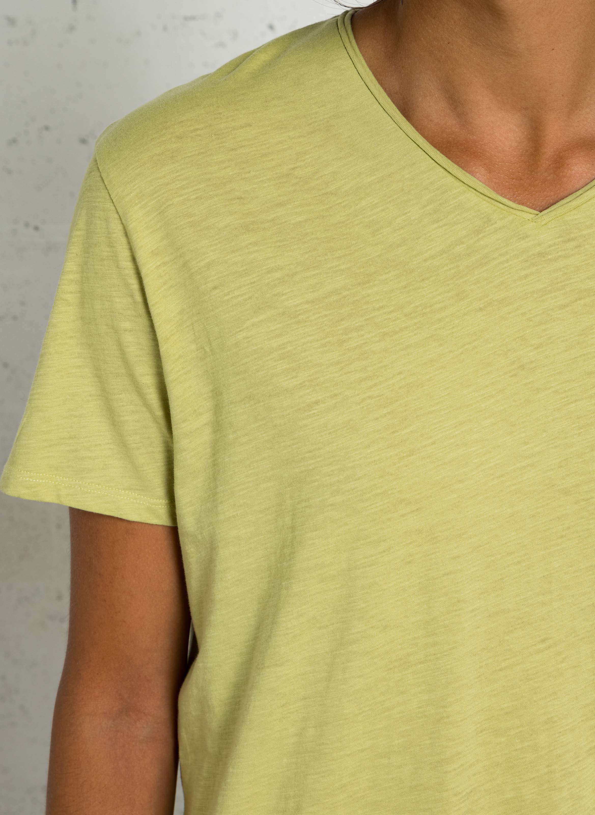 Gerade geschnittenes Baumwoll-T-Shirt mit V-Ausschnitt IKKS Grun