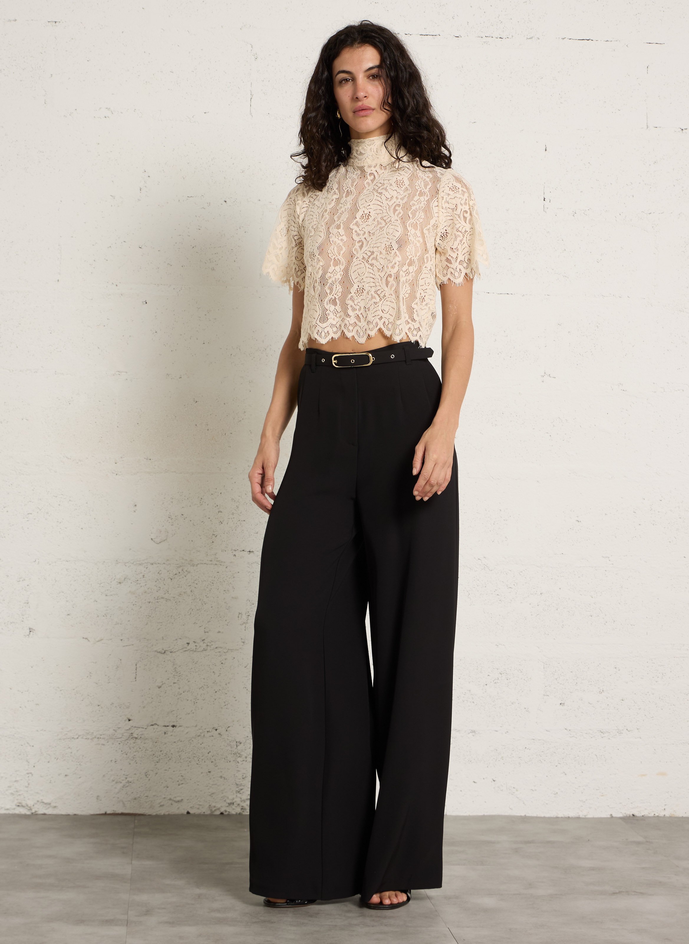 Top droit col montant en dentelle IMPERIAL Beige