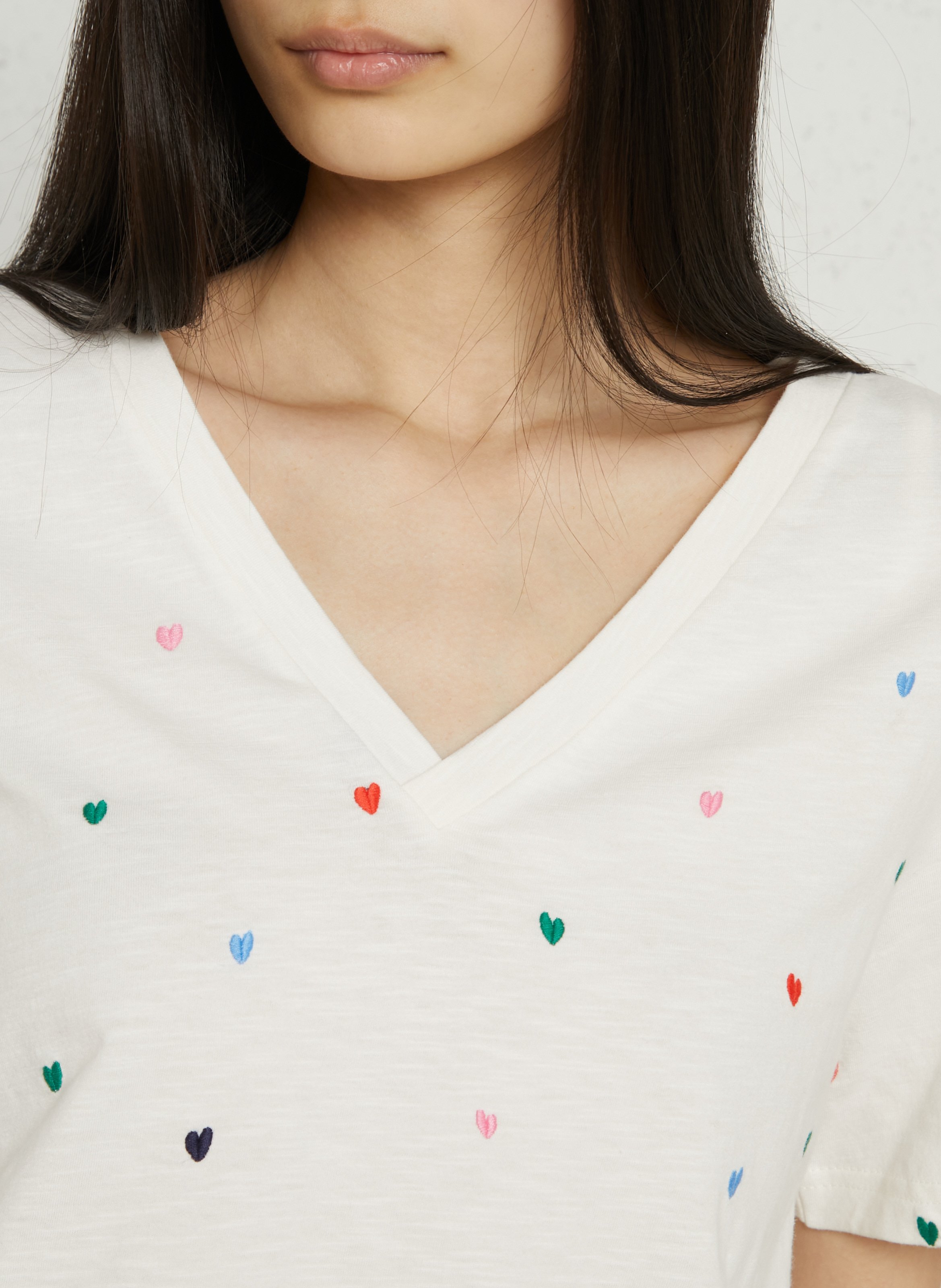 Gerade geschnittenes T-Shirt mit V-Ausschnitt aus Bio-Baumwolle mit Stickerei FABIENNE CHAPOT Weiss