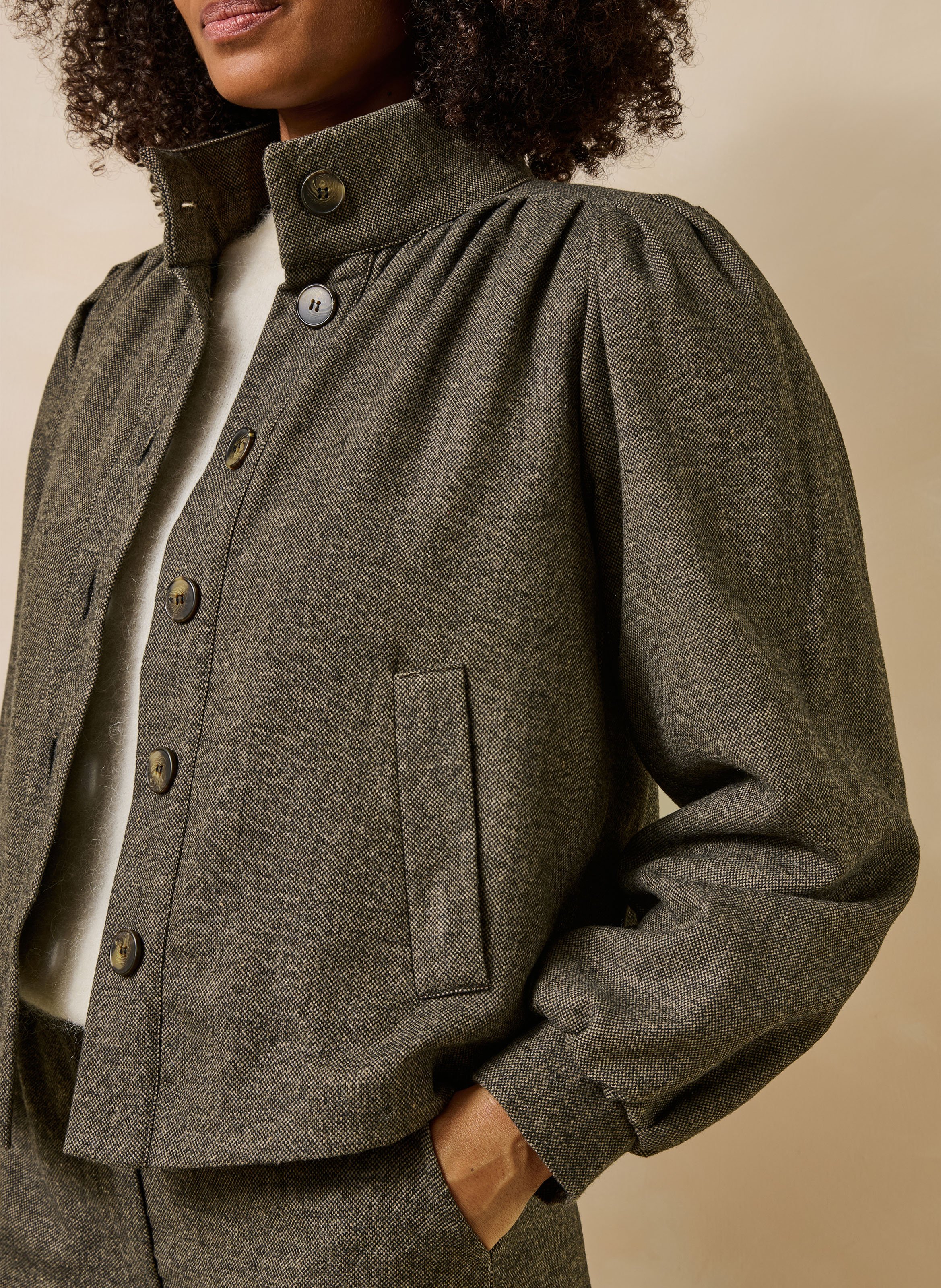 Gerade geschnittene Tweedjacke mit geknöpftem Stehkragen LA FEE MARABOUTEE Braun