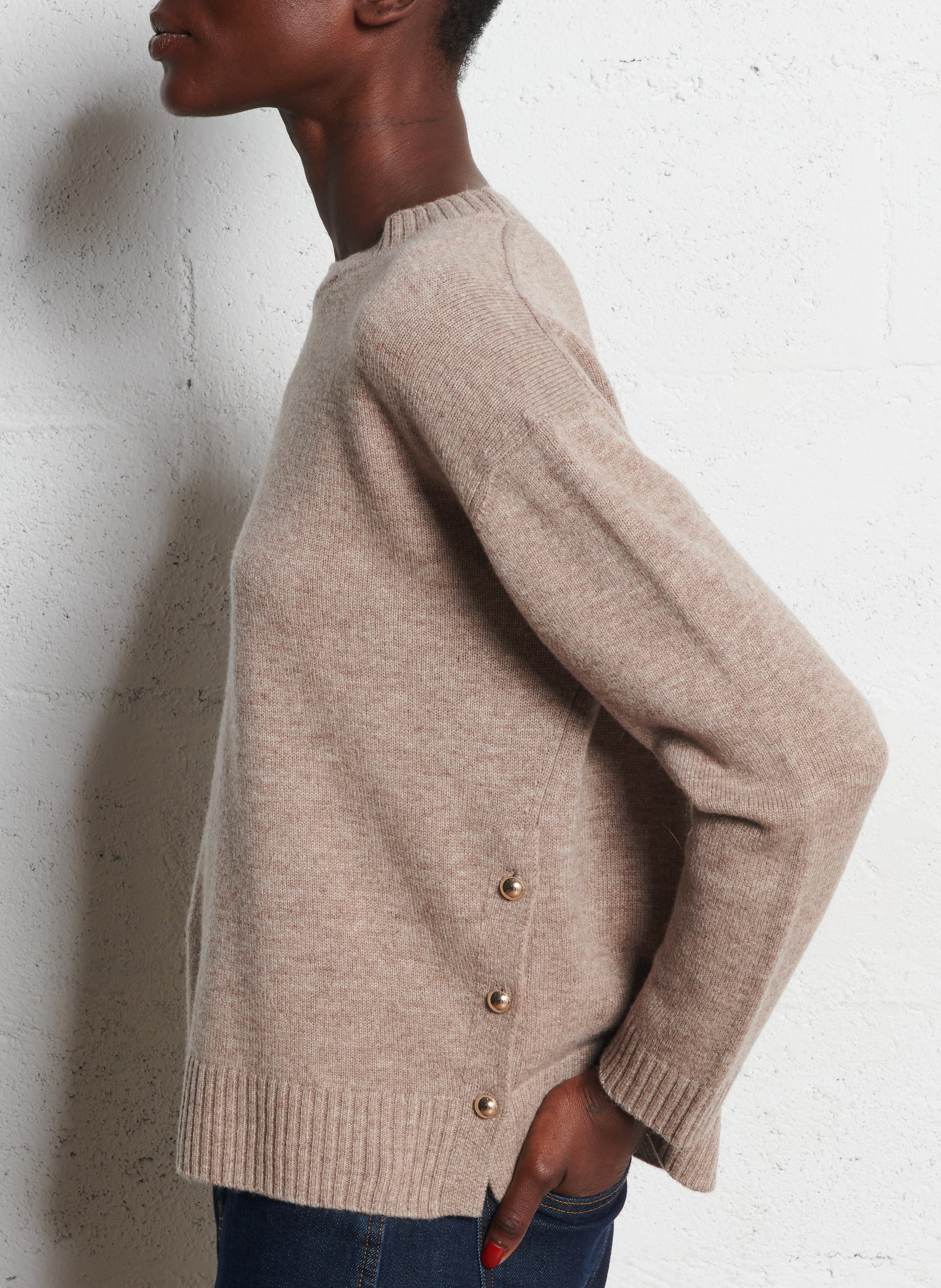 Rundhalsausschnitt-Pullover in einfarbigem Wollstrick mit Knöpfen DES PETITS HAUTS Beige