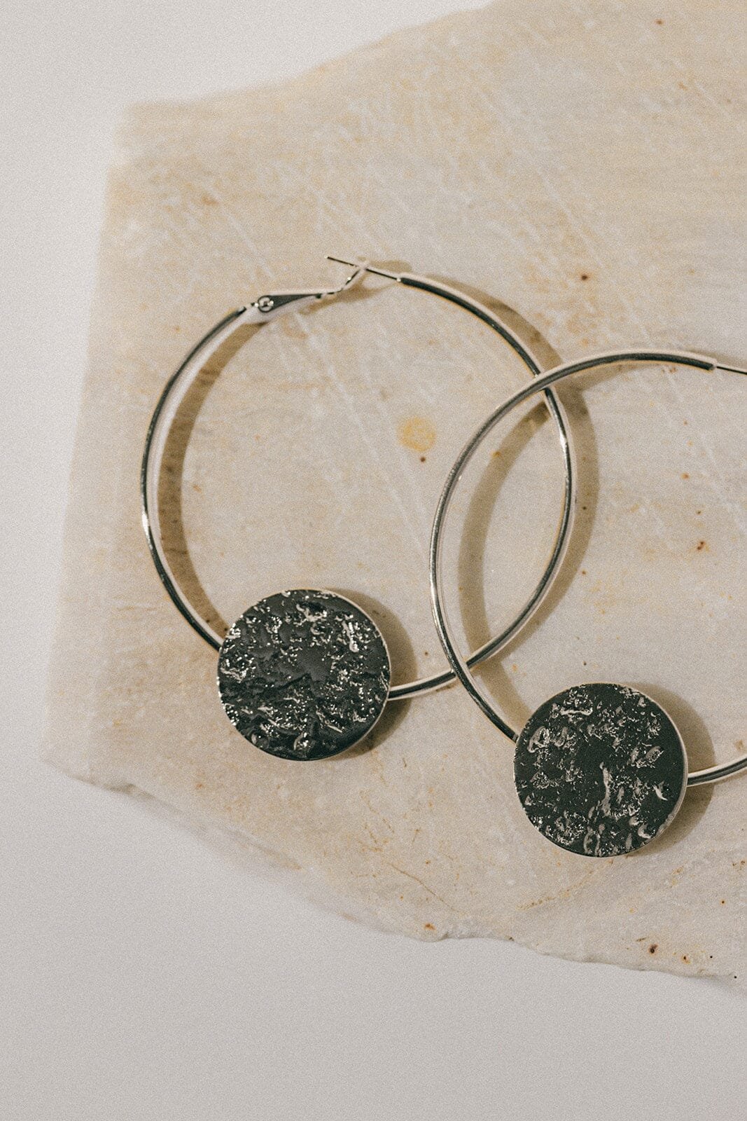 Hammered round gold-plated hoop earrings MONSIEUR SIMONE Silver