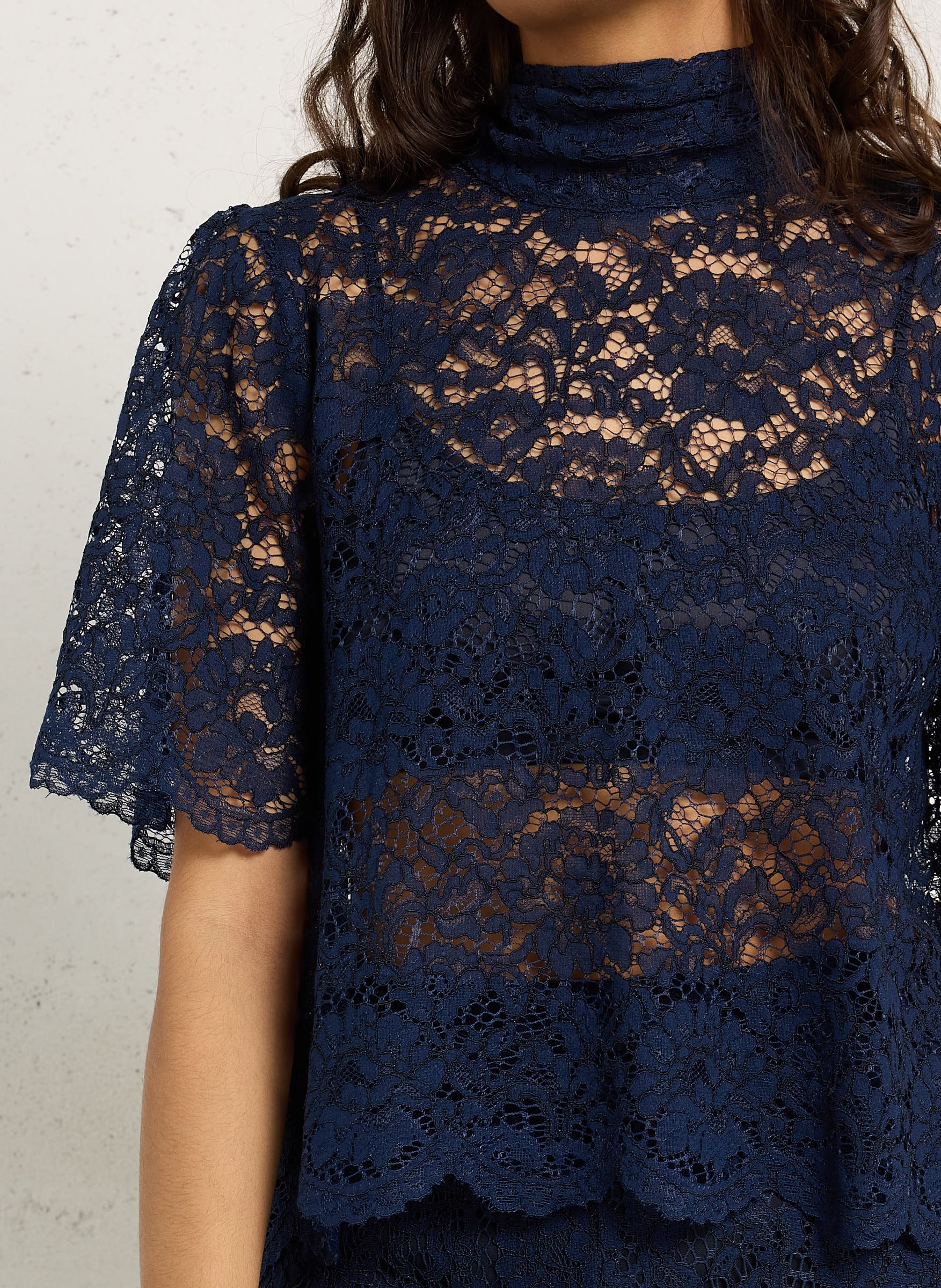 Top droit col montant en dentelle Bleu