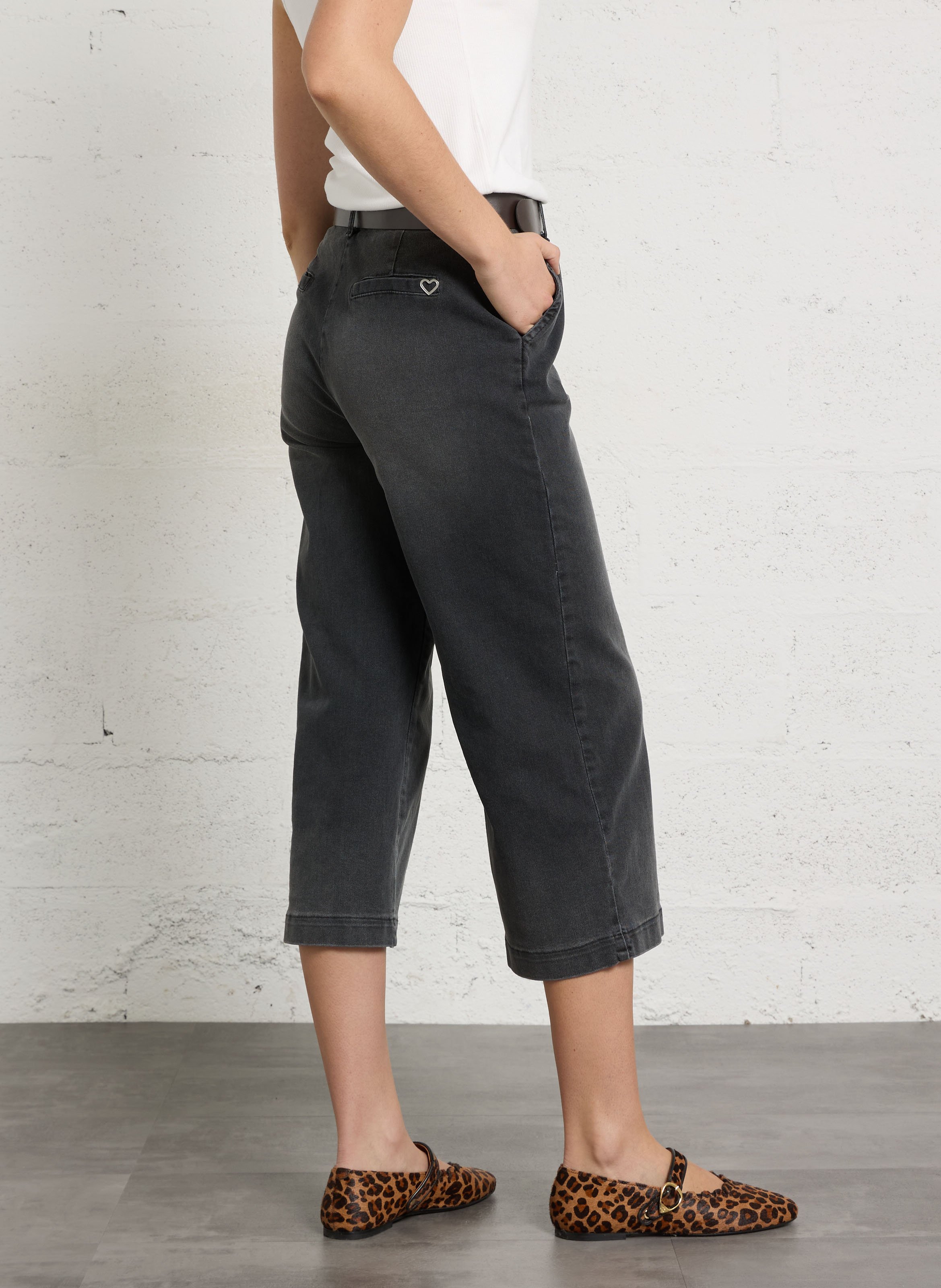 Weit geschnittene cropped Jeans aus Baumwollmischgewebe PLEASE Schwarz