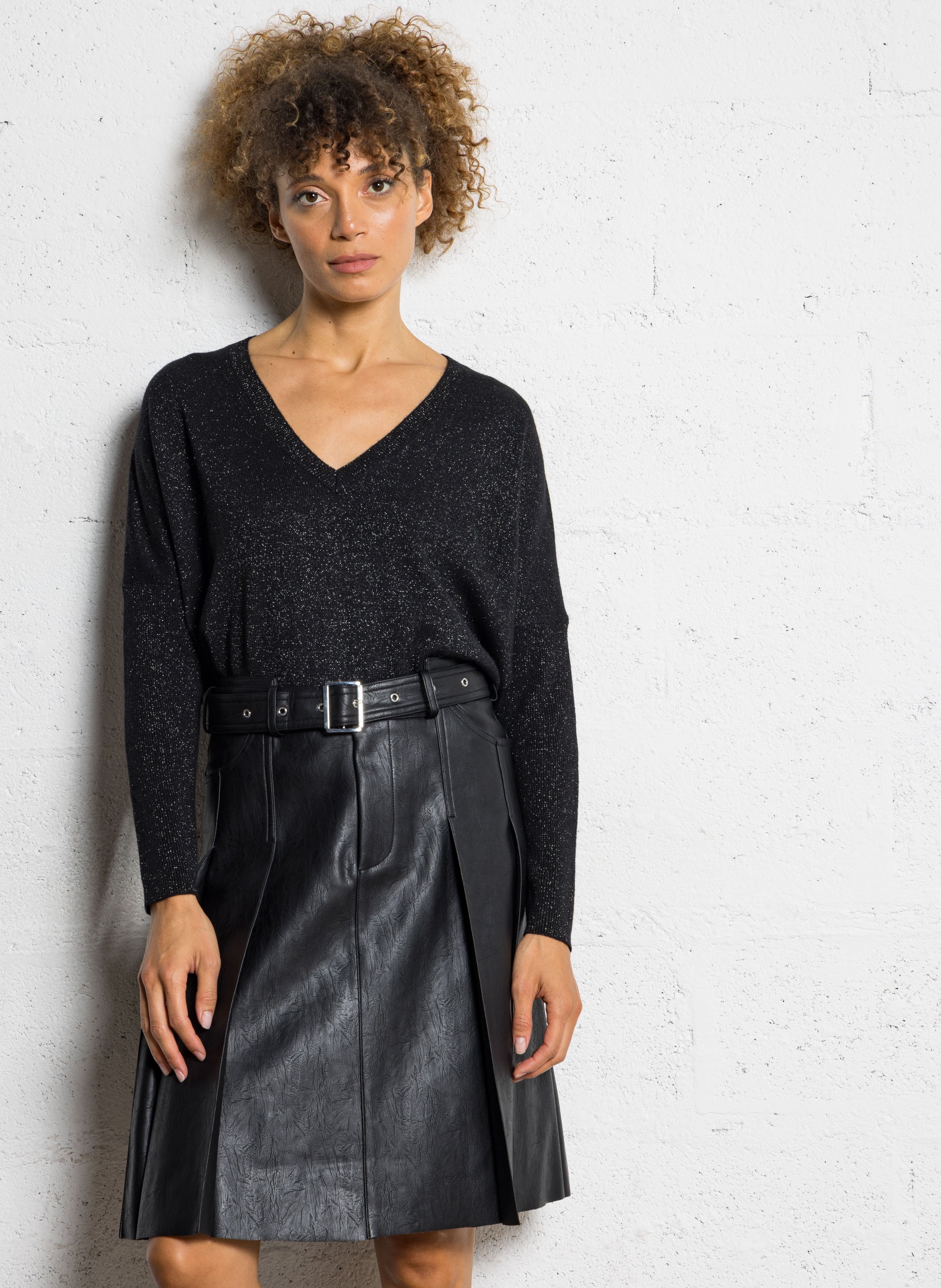 Weiter Pullover mit V-Ausschnitt aus metallisierter Wolle und Strasssteinen. BERENICE Schwarz