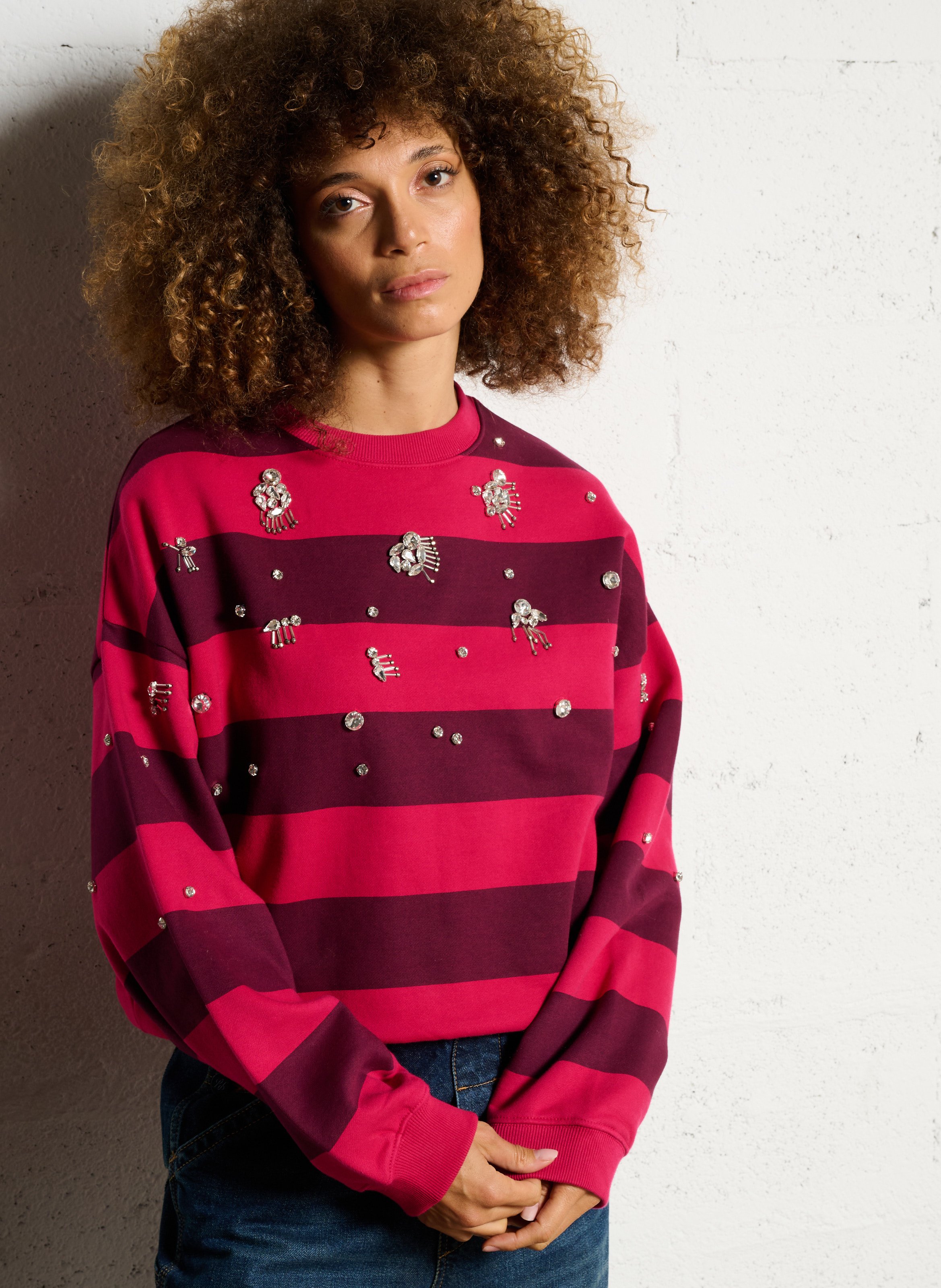 Sweat ample col rond rayé à bijoux en coton bio FABIENNE CHAPOT Rouge
