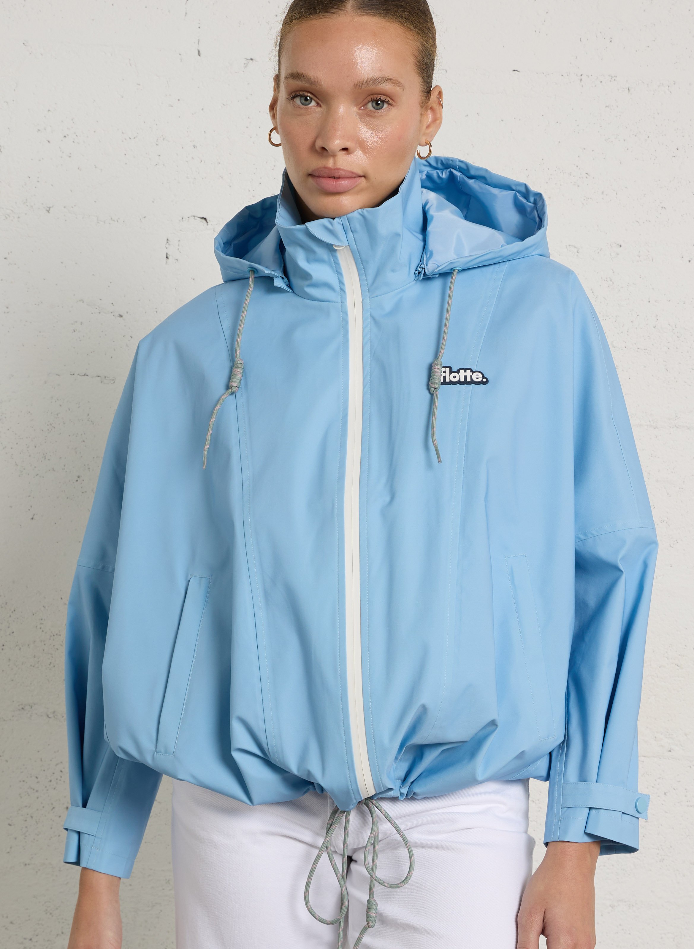 Getailleerde regenjas met opstaande kraag, rits en knopen FLOTTE