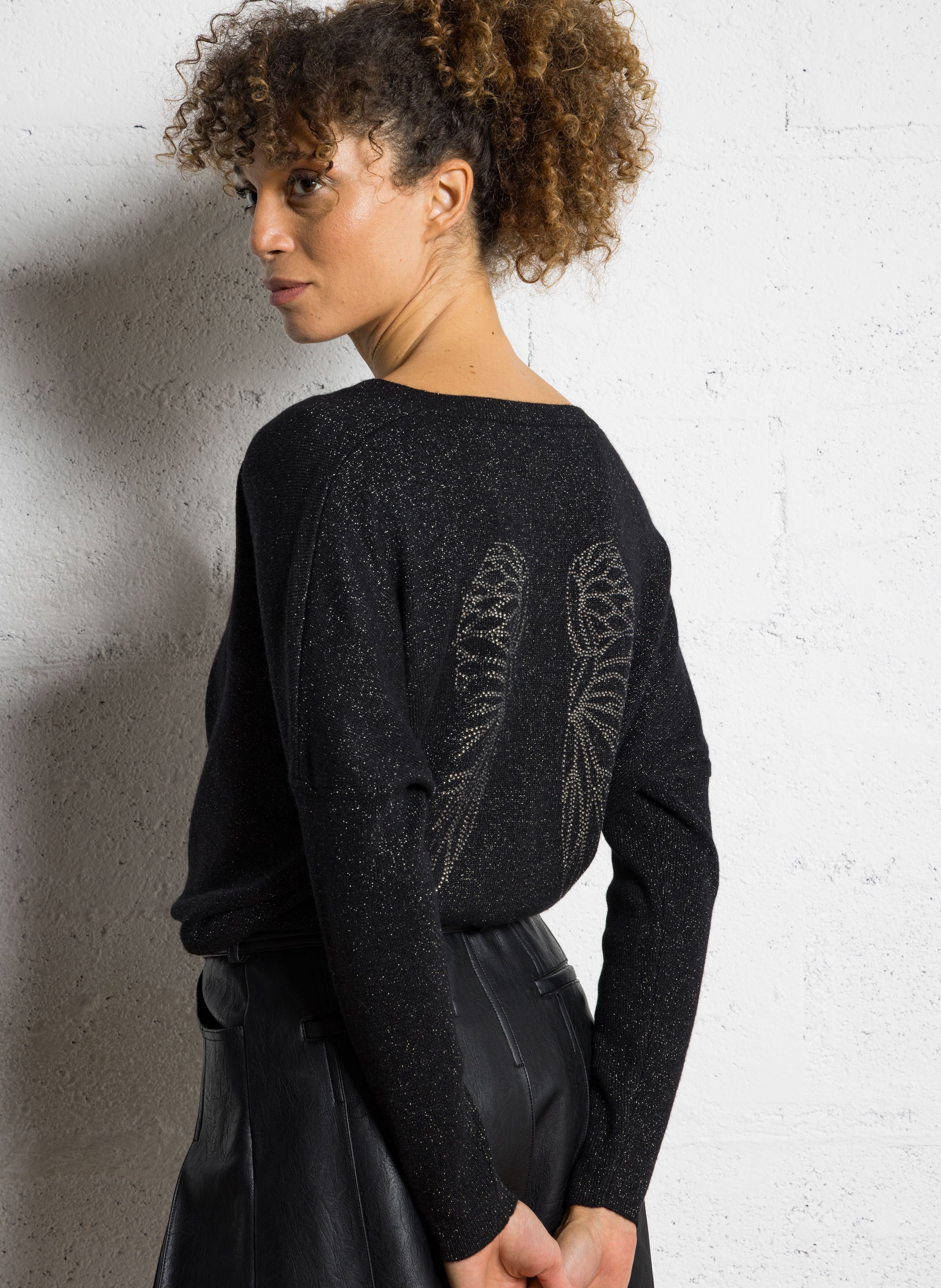 Weiter Pullover mit V-Ausschnitt aus metallisierter Wolle und Strasssteinen. BERENICE Schwarz