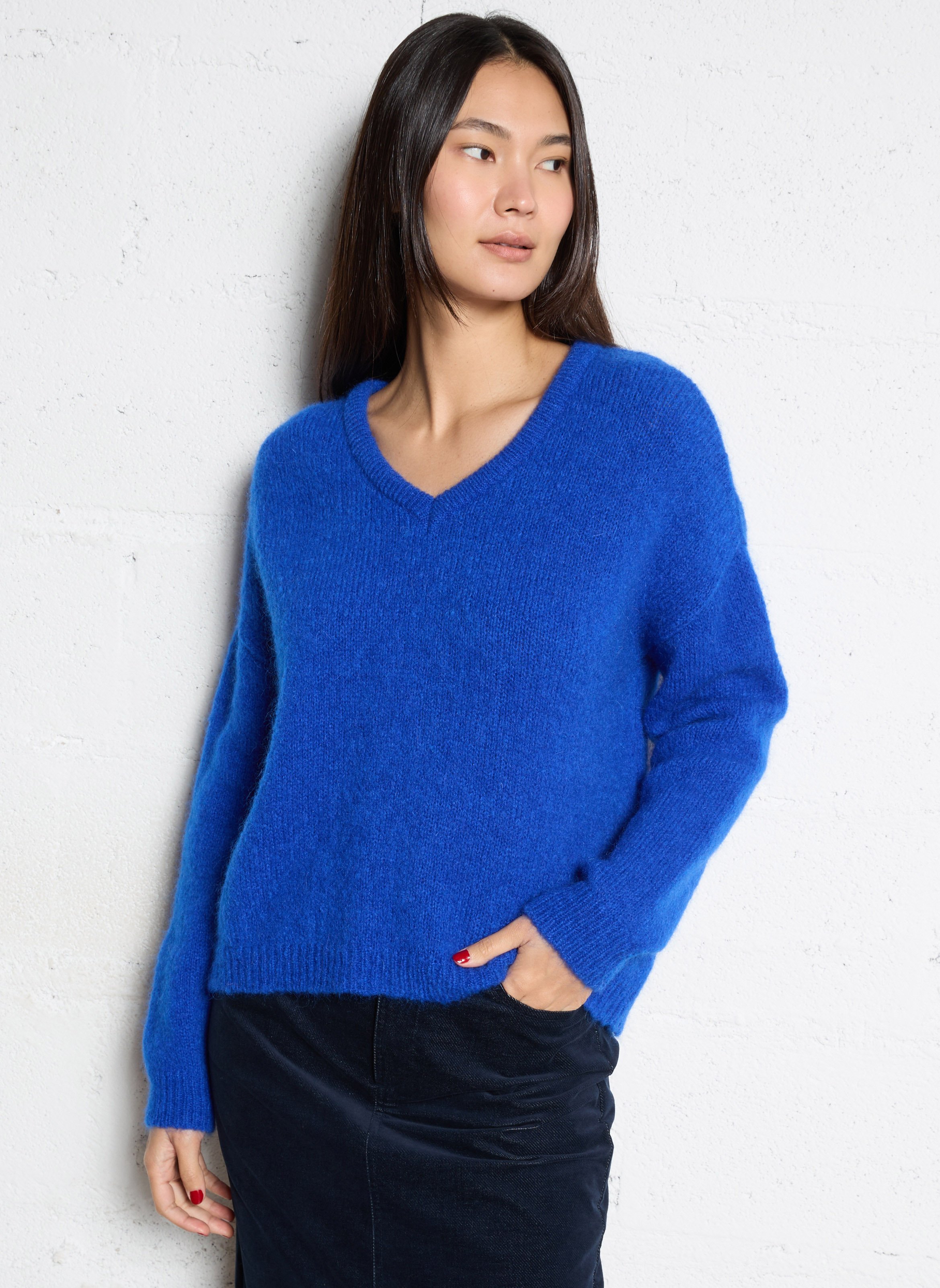 Loose-fit V-neck sweater I CODE