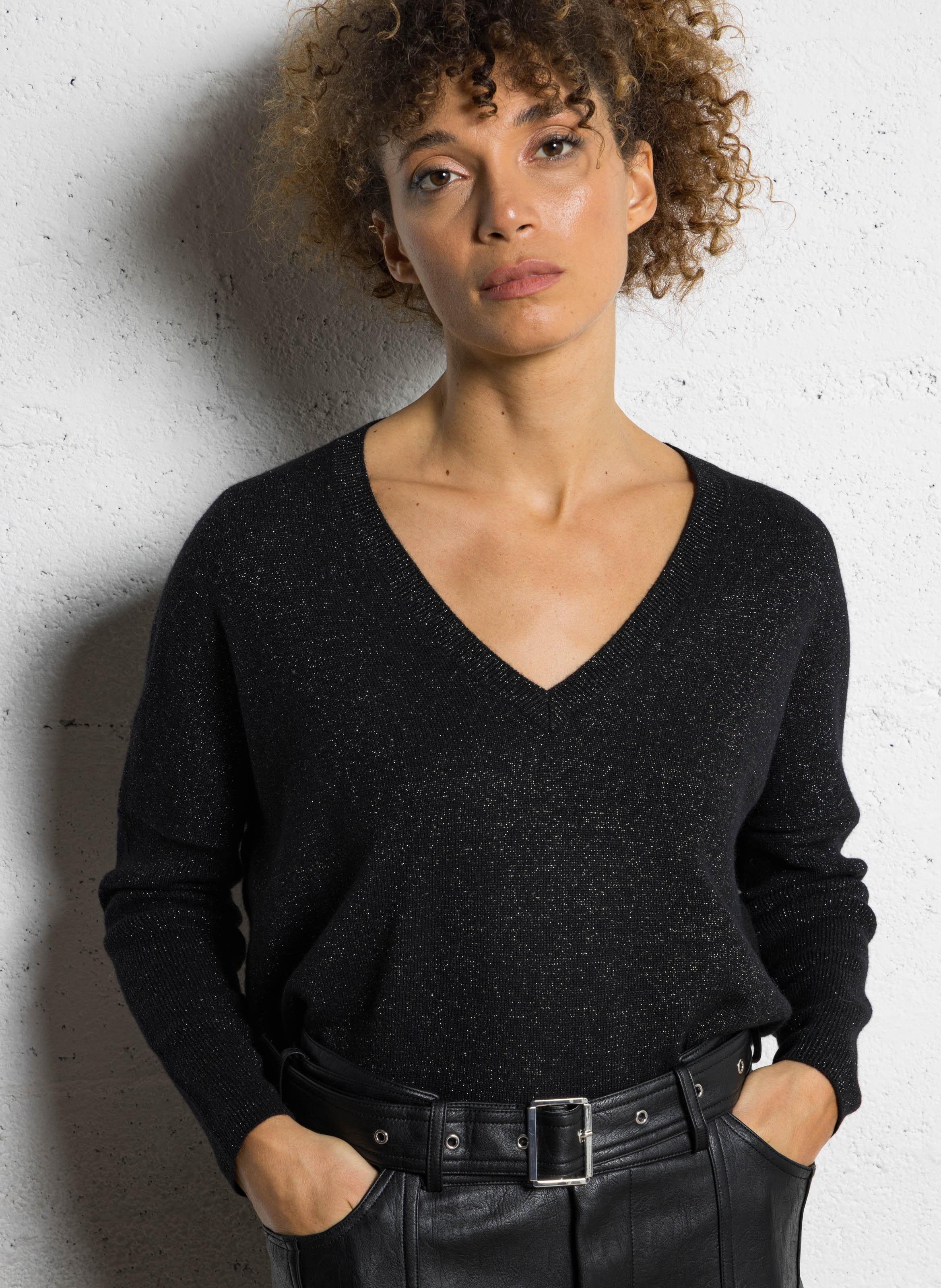 Weiter Pullover mit V-Ausschnitt aus metallisierter Wolle und Strasssteinen. BERENICE Schwarz