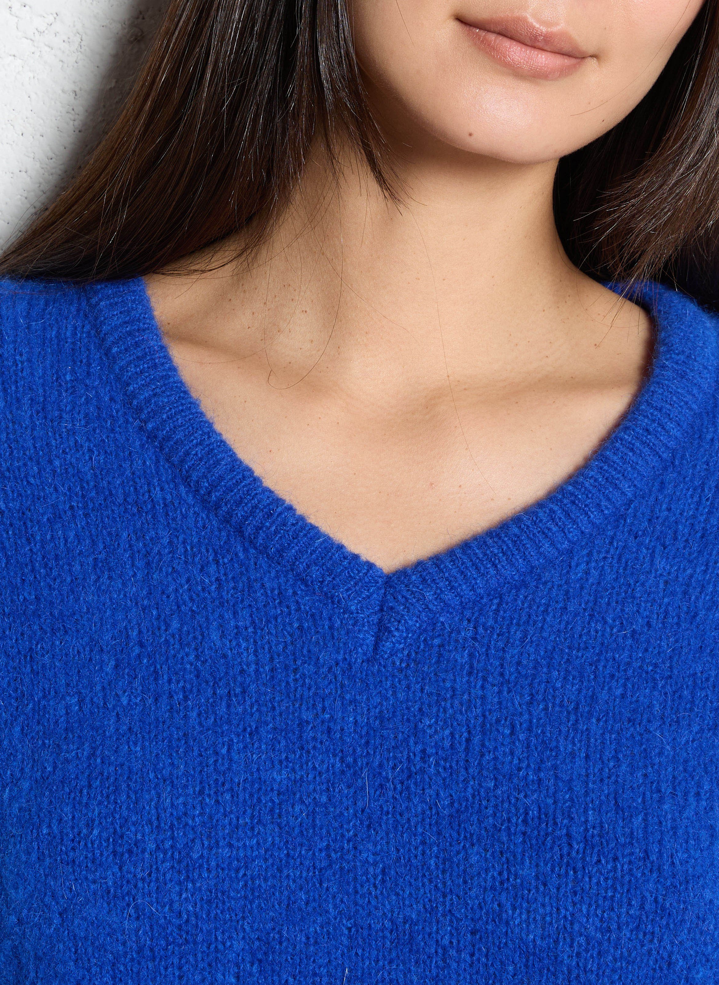 Loose-fit V-neck sweater I CODE Blue