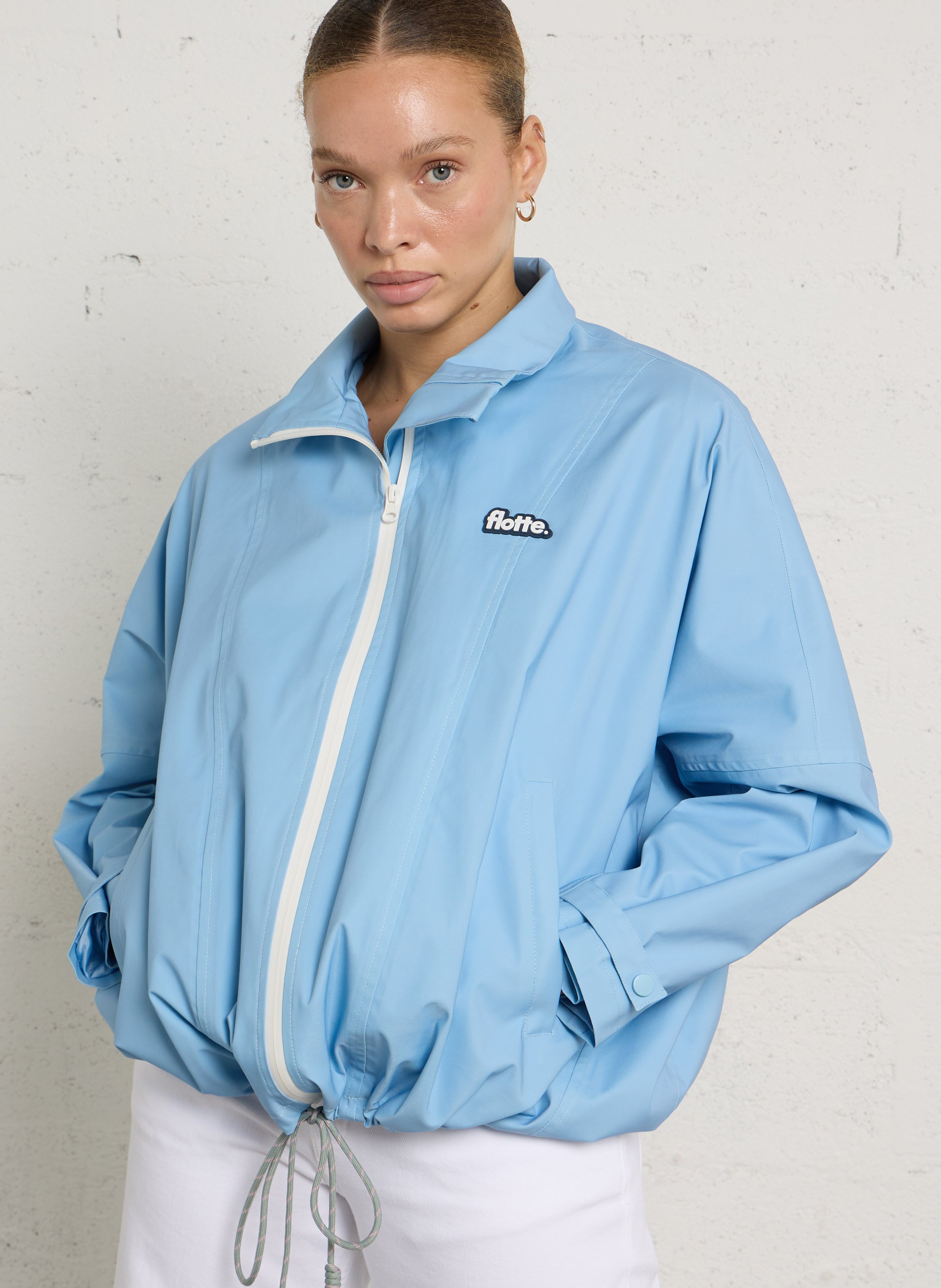 Getailleerde regenjas met opstaande kraag, rits en knopen FLOTTE Blauw