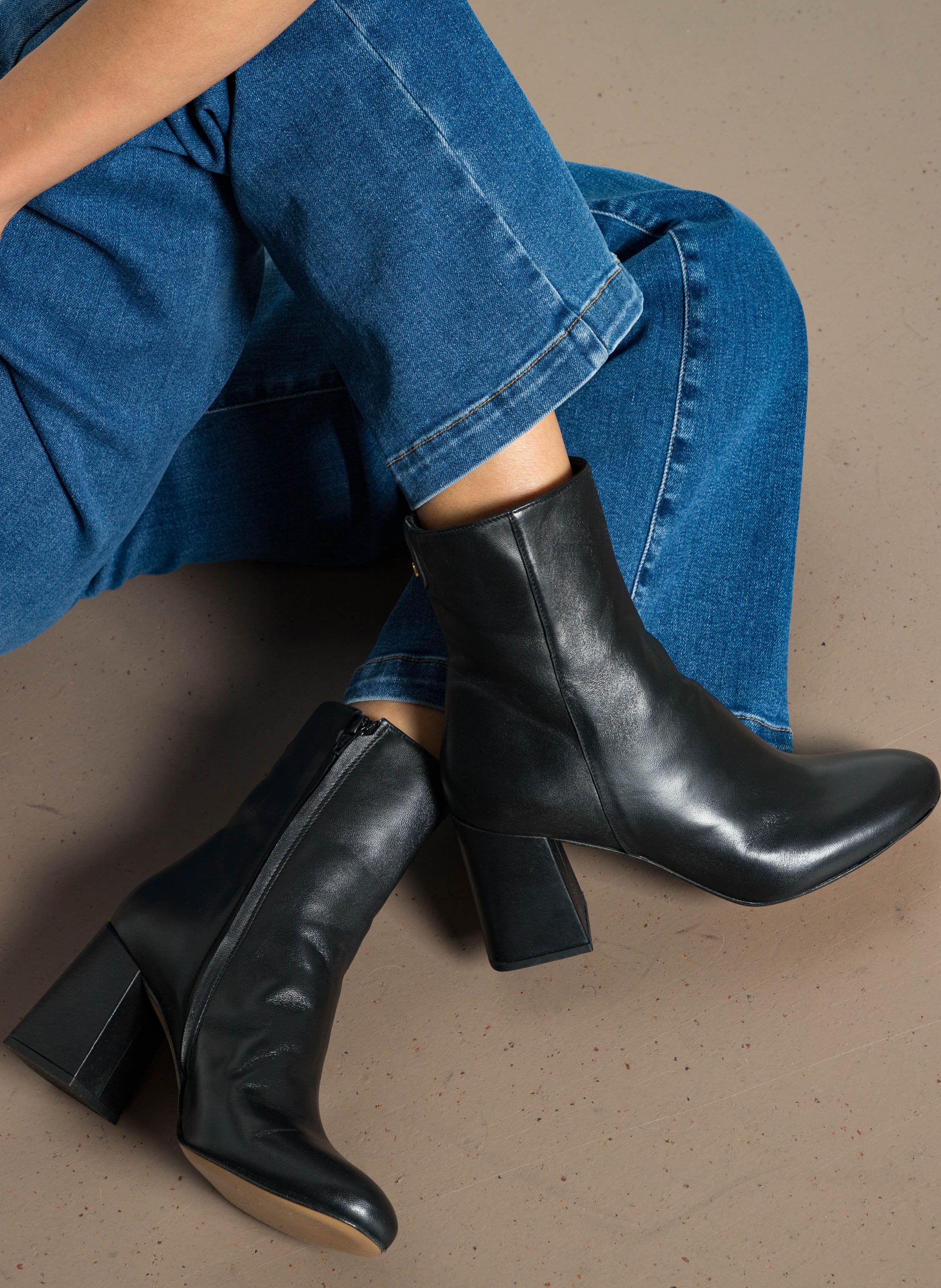 - 100% leather, - Round toes, - Inner zip fastening, - Heel height: 9 cm. COSMOPARIS Black