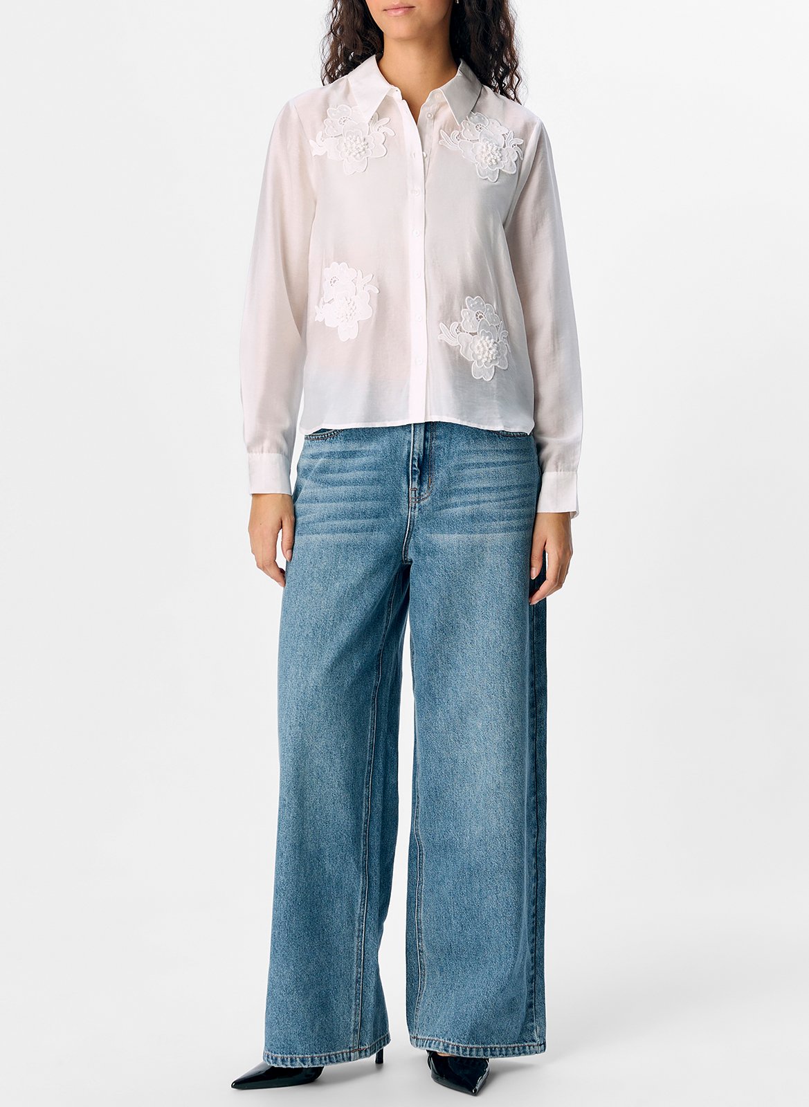 Short shirt with flower embroideries OBJECT Beige