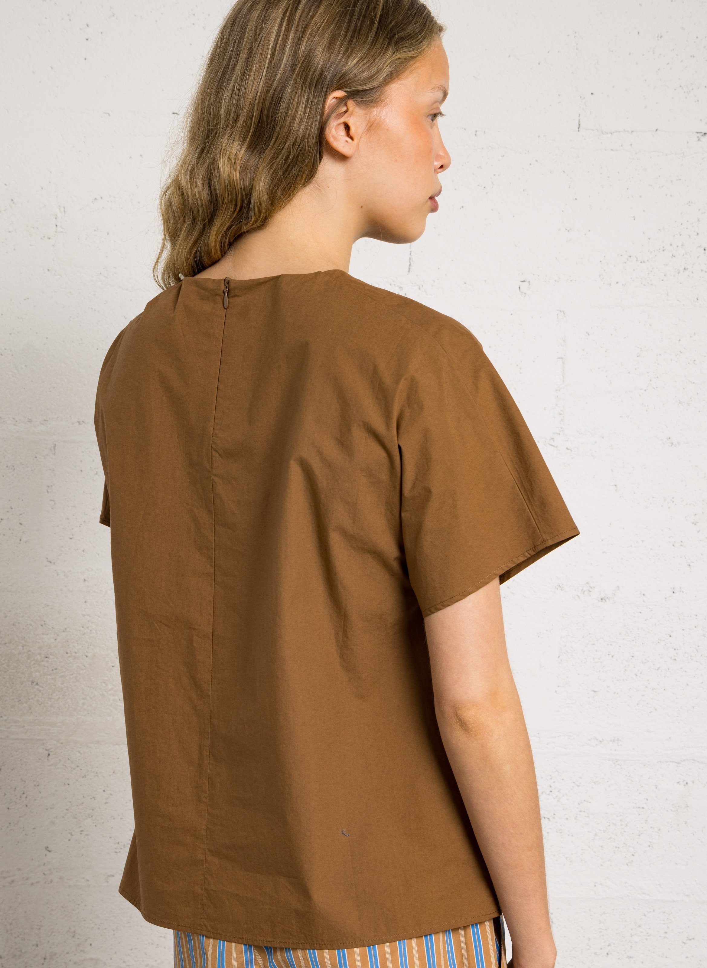 Short-sleeve top with knotted detail BELLEPIECE Brown