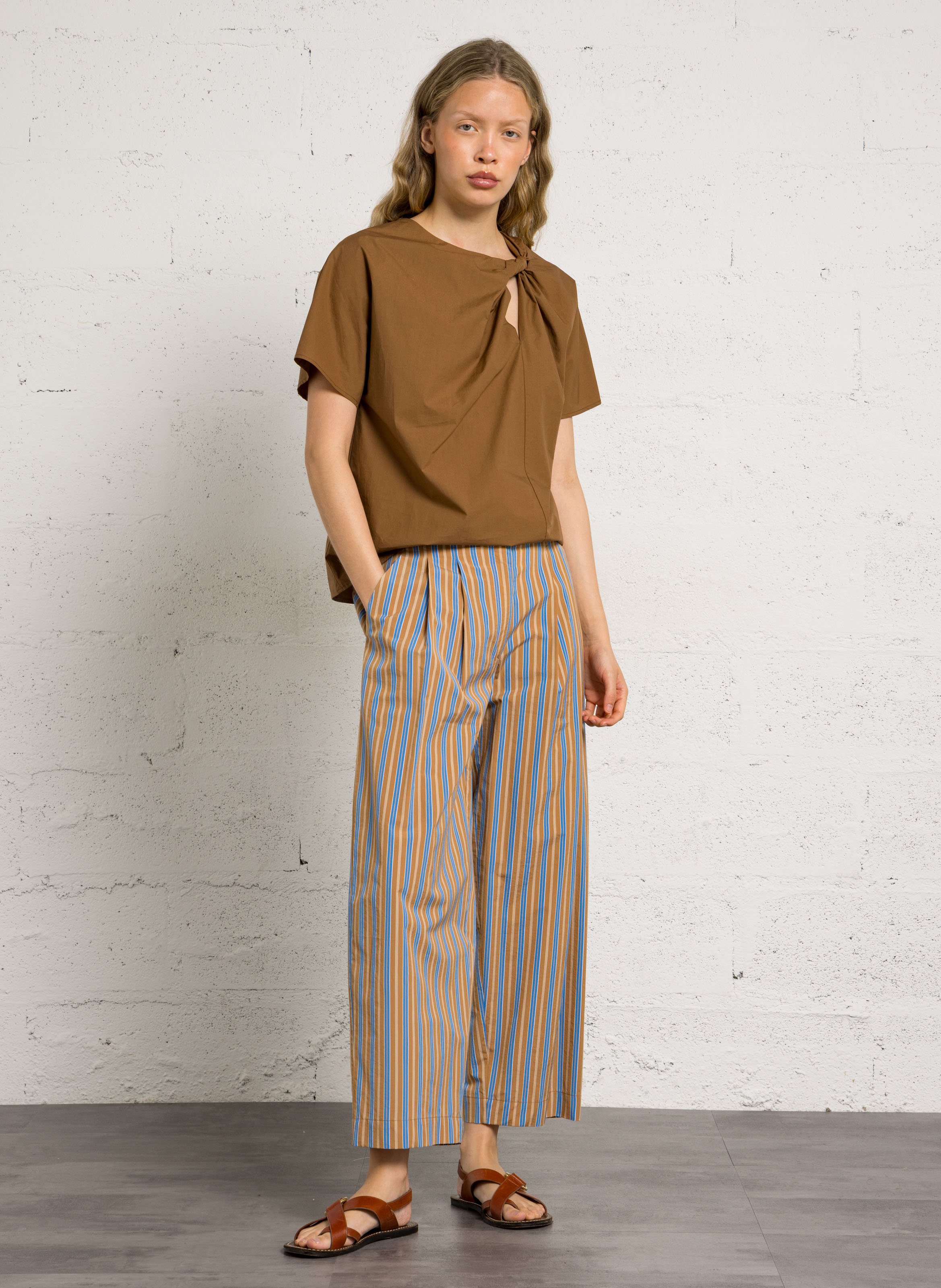 Short-sleeve top with knotted detail BELLEPIECE Brown
