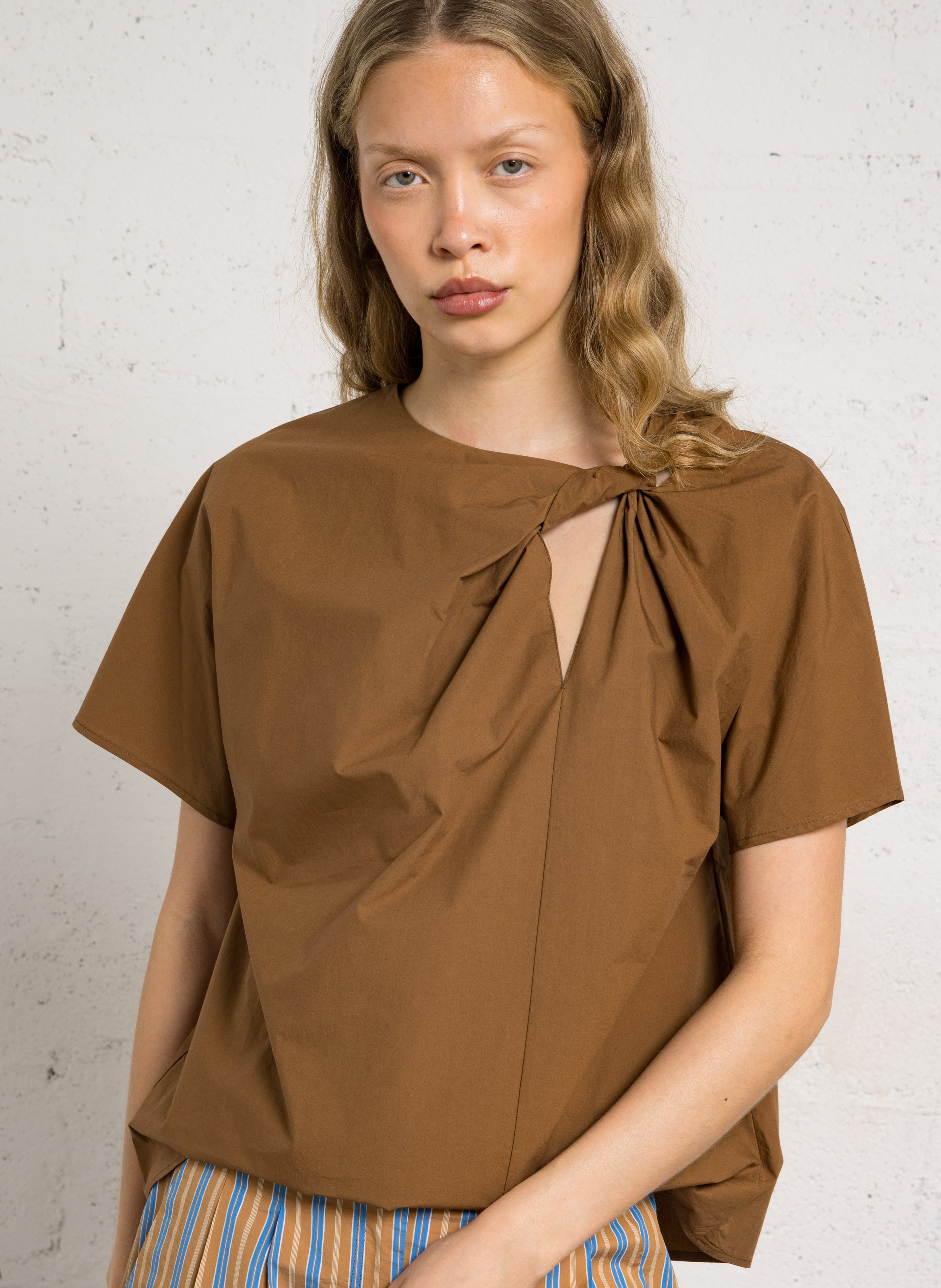 Short-sleeve top with knotted detail BELLEPIECE Brown