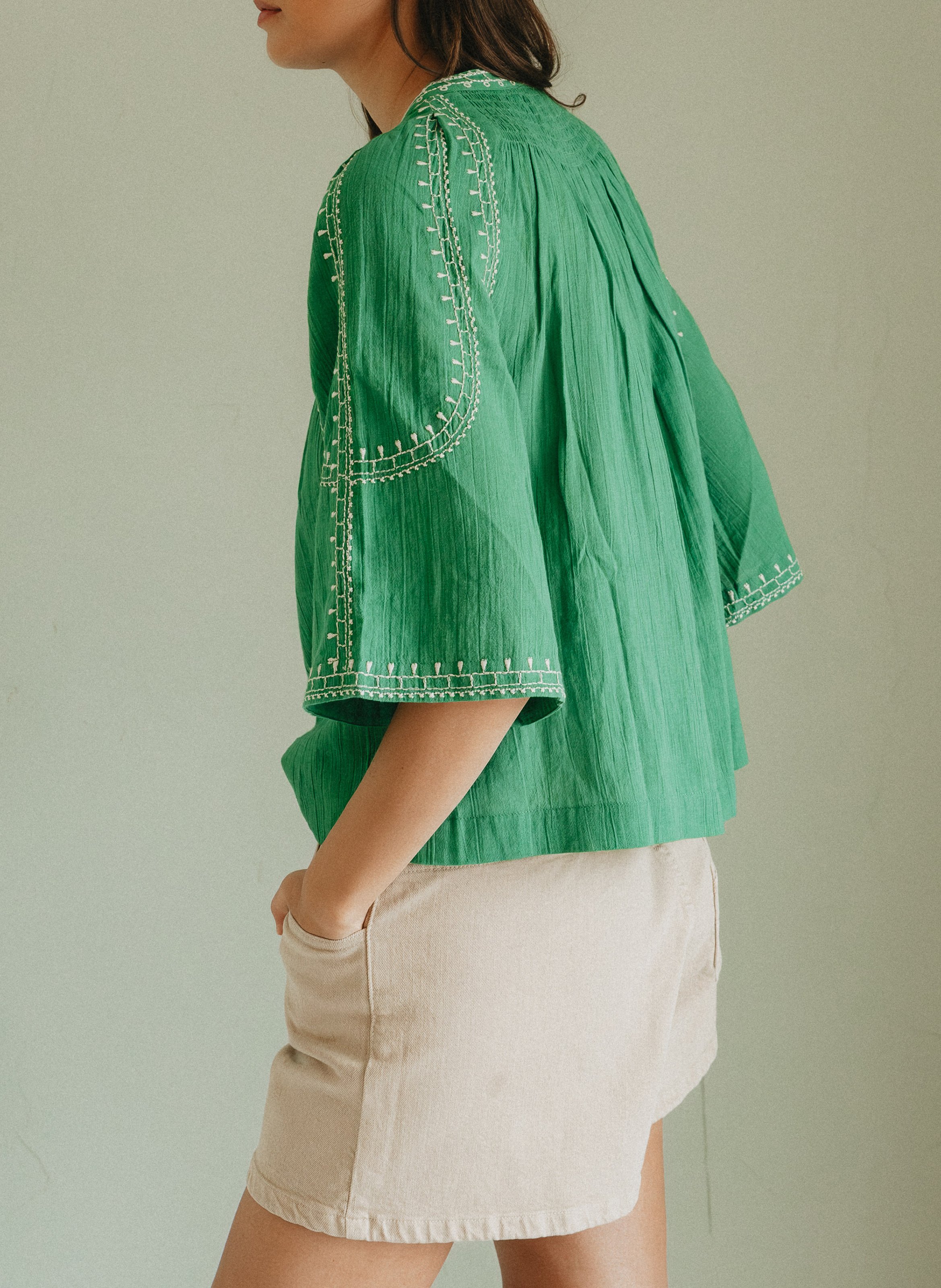 Bluse aus Bio-Baumwolle mit Rundhalskragen INDI & COLD Grun