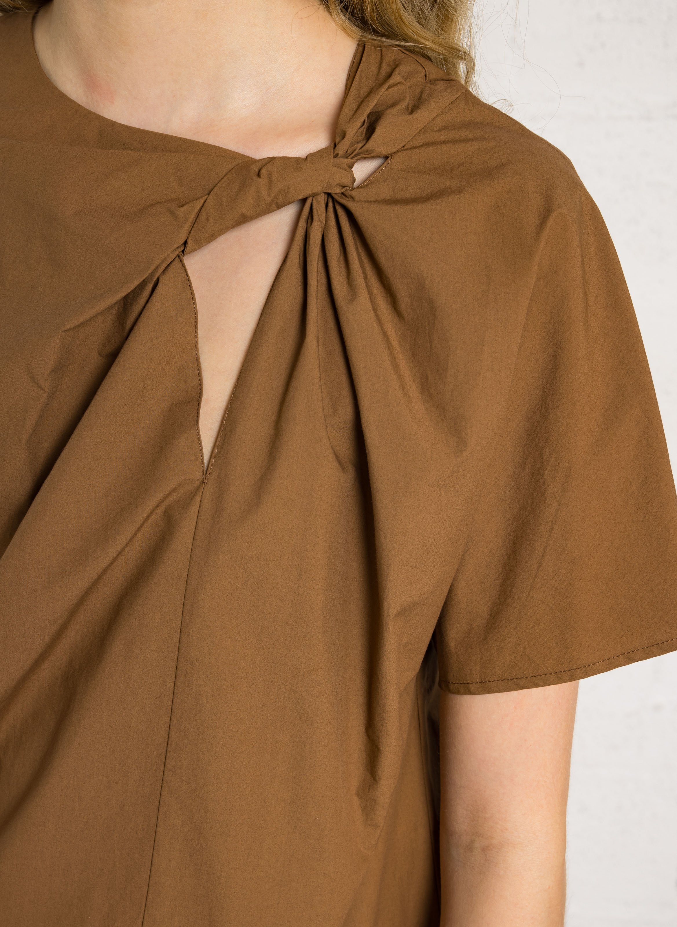 Short-sleeve top with knotted detail BELLEPIECE Brown
