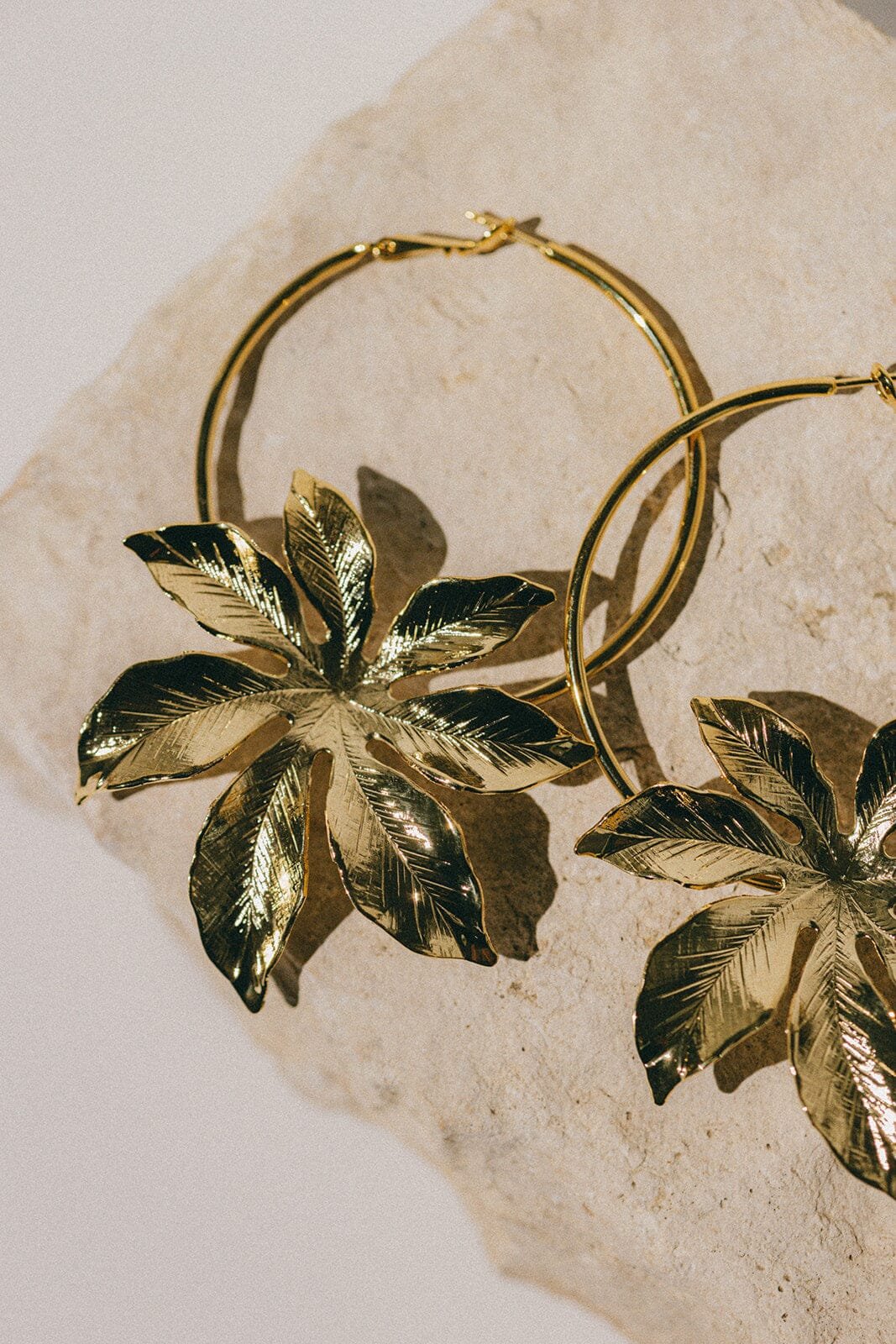 Flower-shaped gold-plated hoop earrings MONSIEUR SIMONE Golden