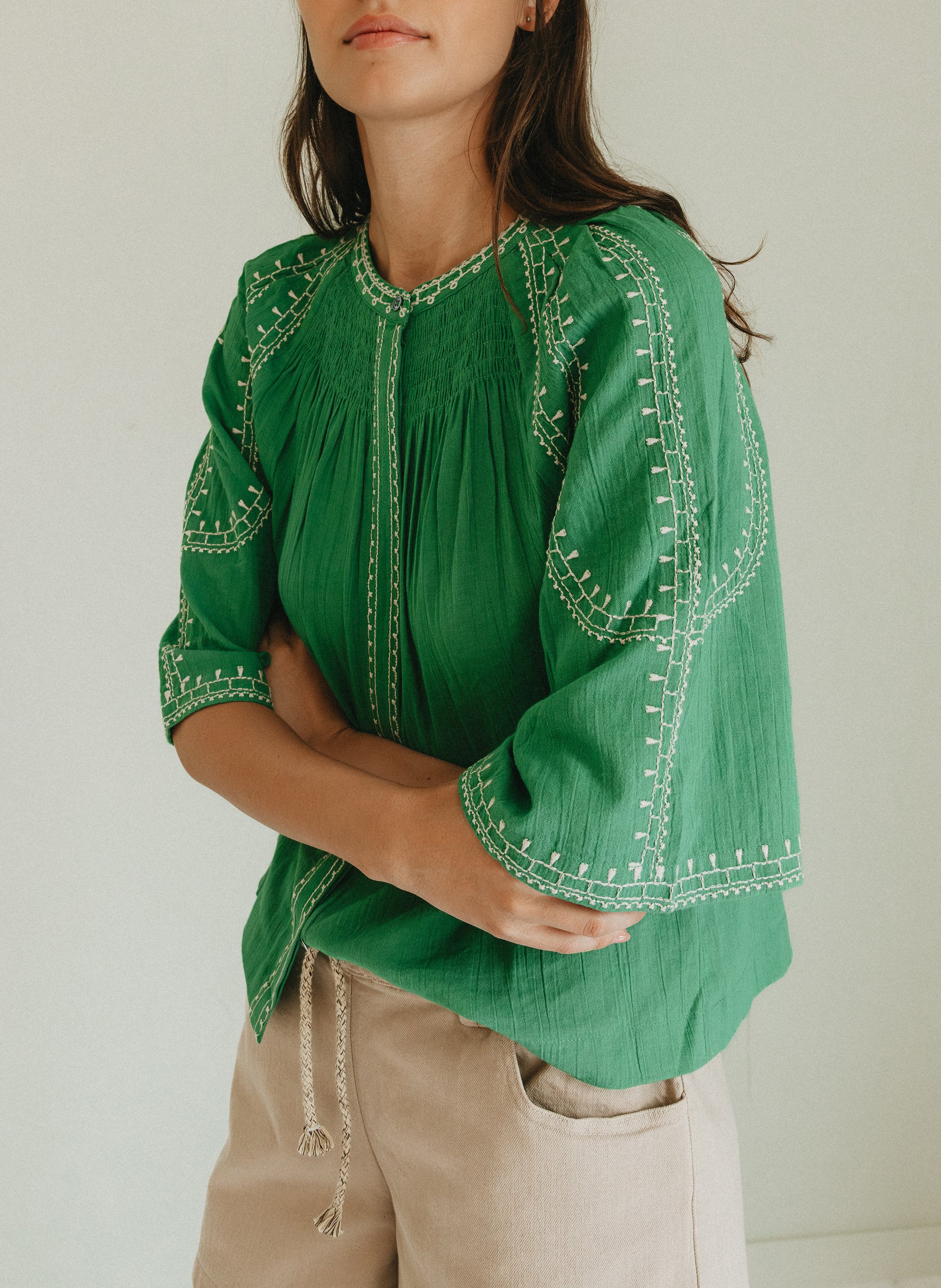 Bluse aus Bio-Baumwolle mit Rundhalskragen INDI & COLD Grun