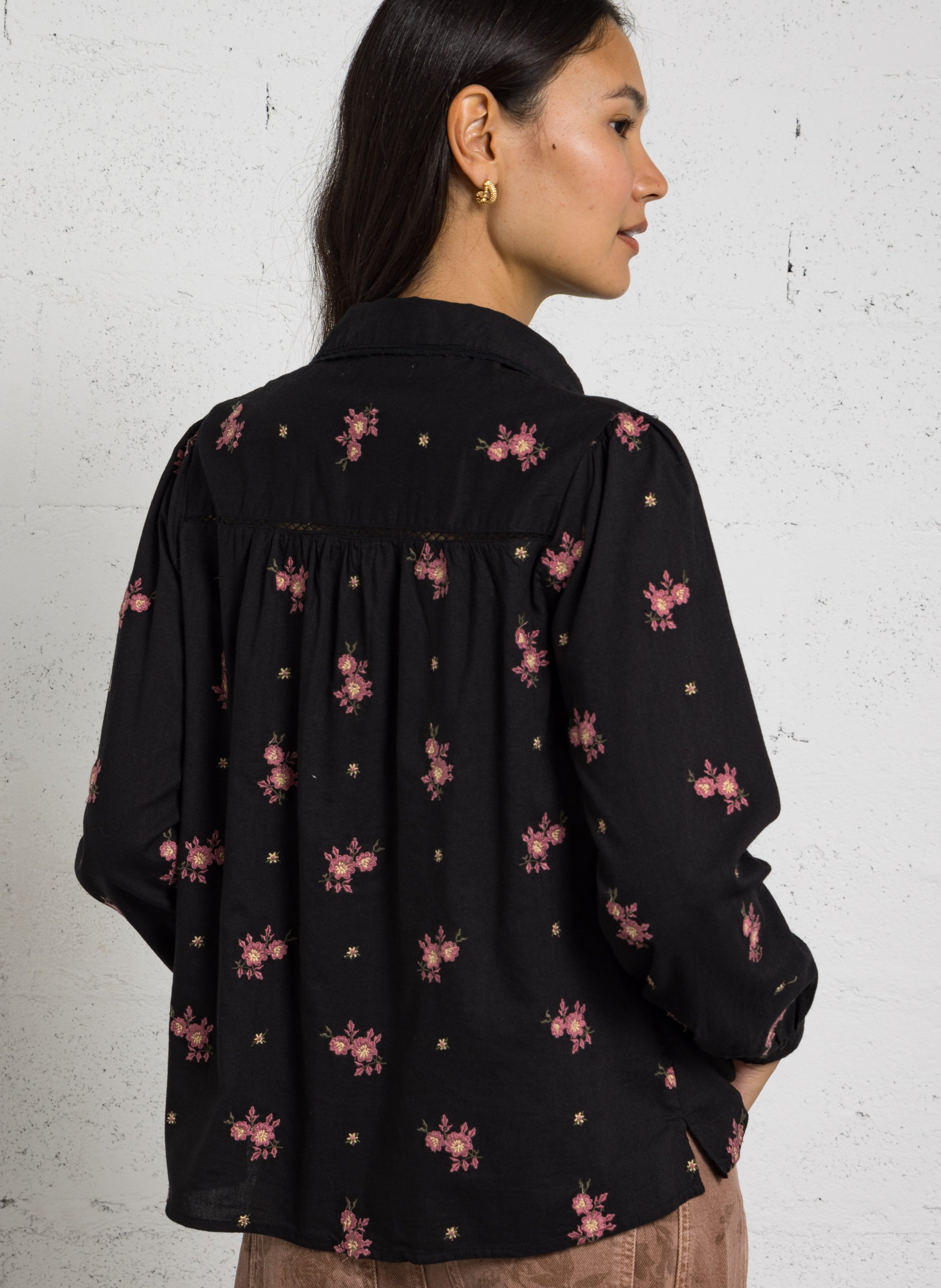 Gerade geschnittenes Hemd mit Stickmotiven MAISON HOTEL Schwarz