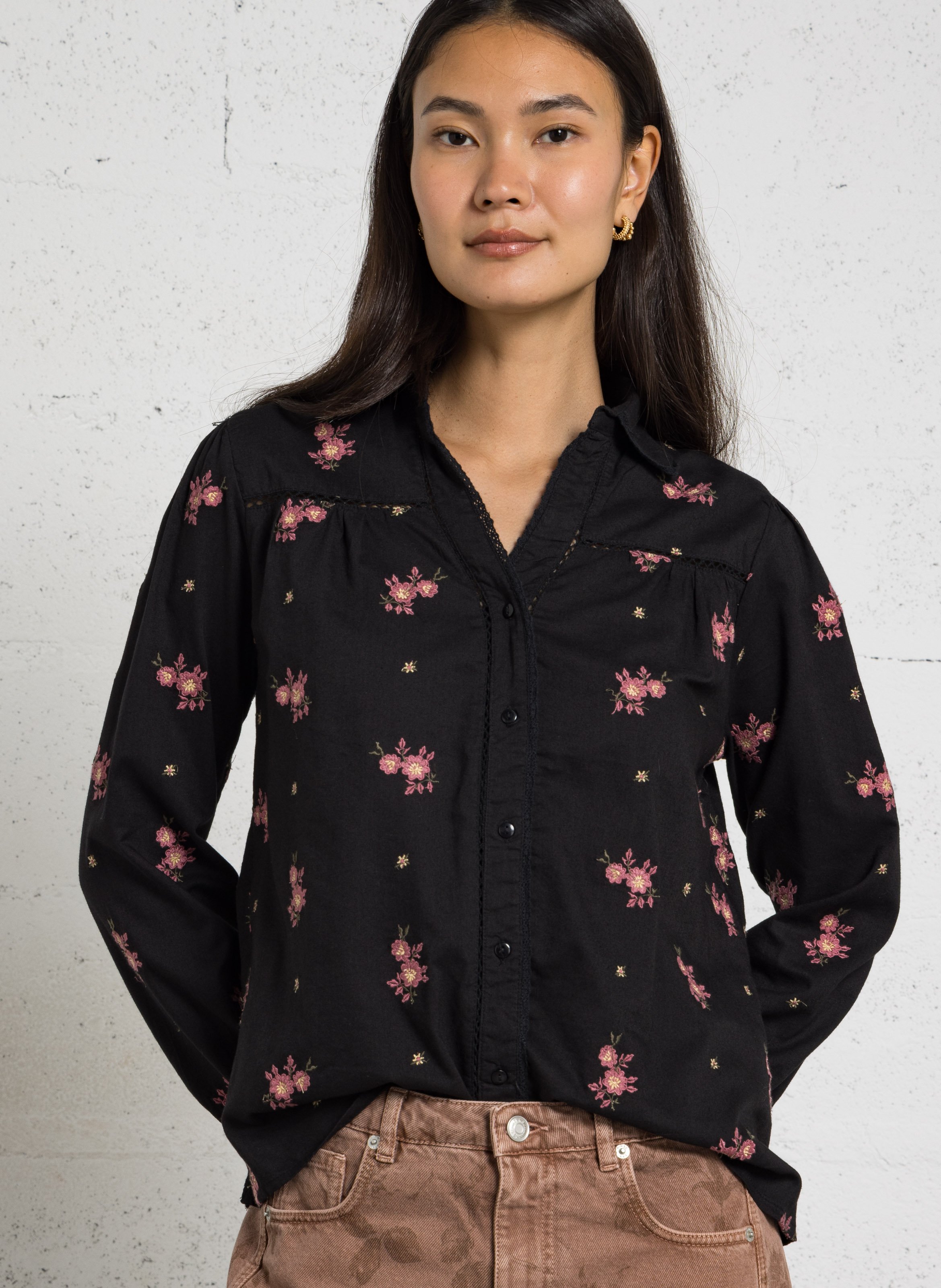 Gerade geschnittenes Hemd mit Stickmotiven MAISON HOTEL Schwarz