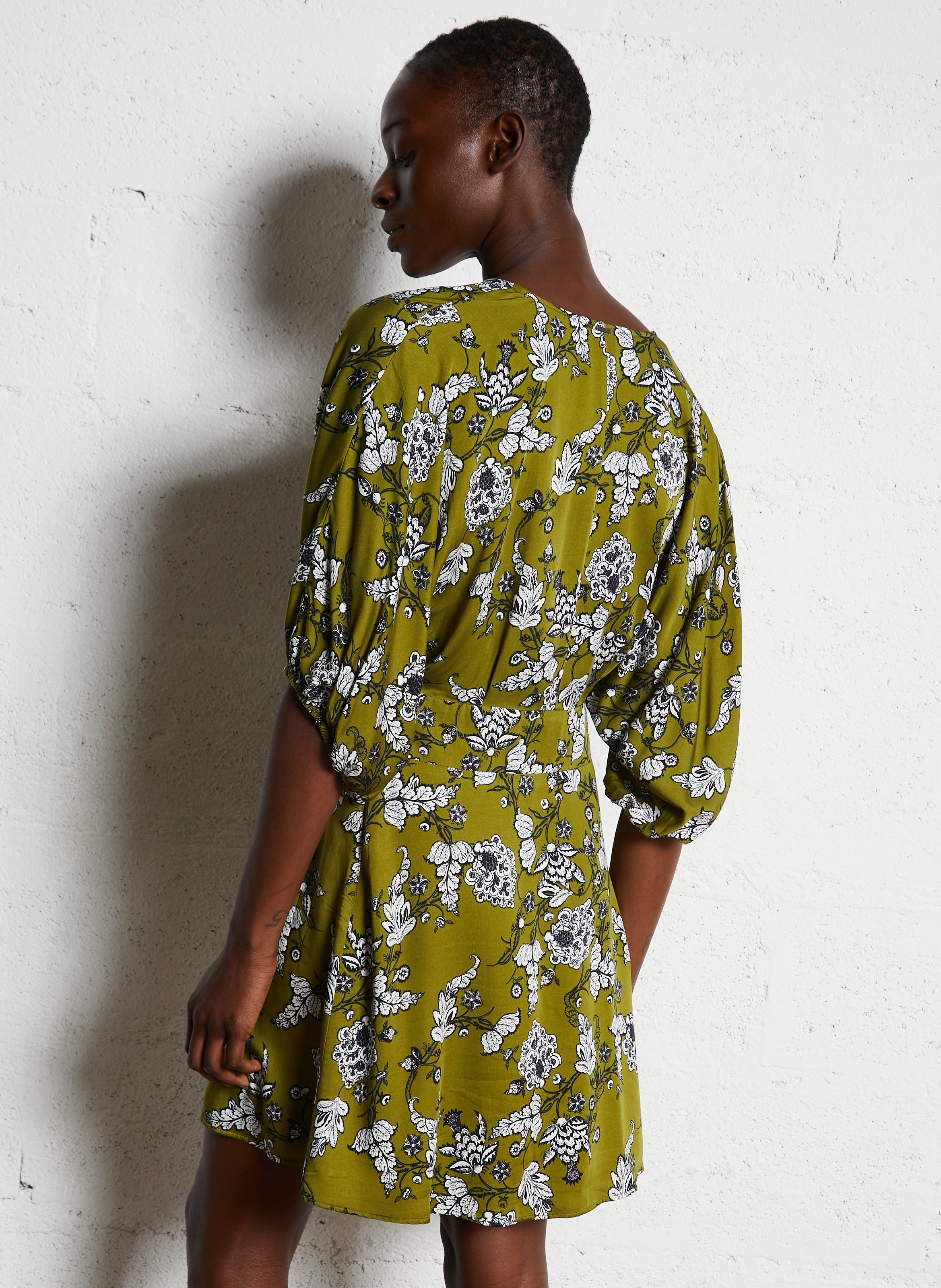 Tailliertes, kurzes Kleid mit V-Ausschnitt IKKS Grun