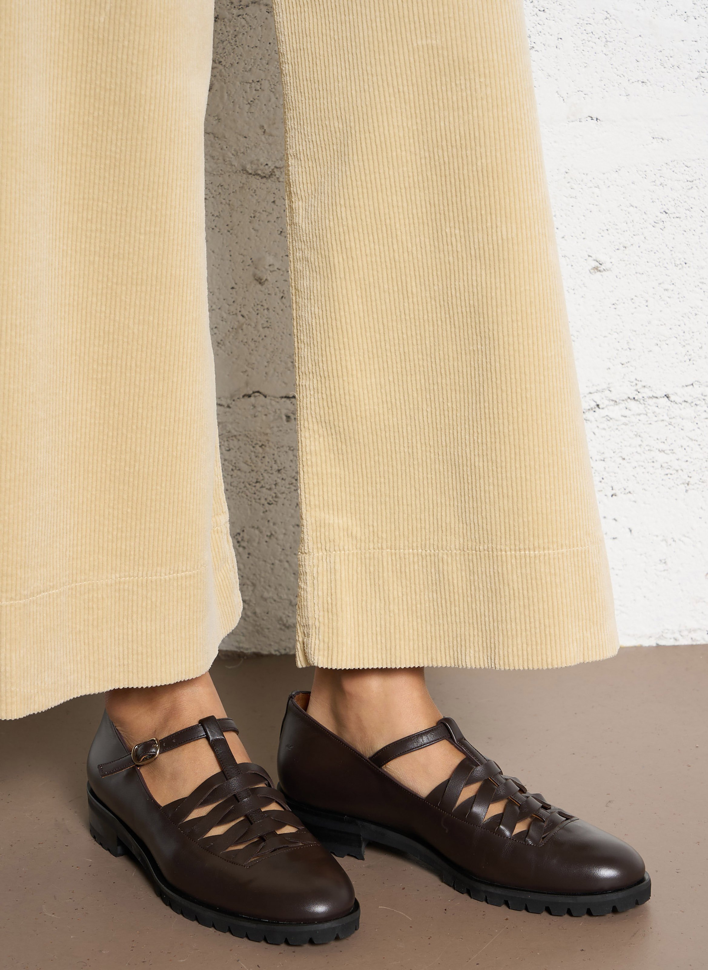 Cross-strap leather moccasins NAGUISA Brown