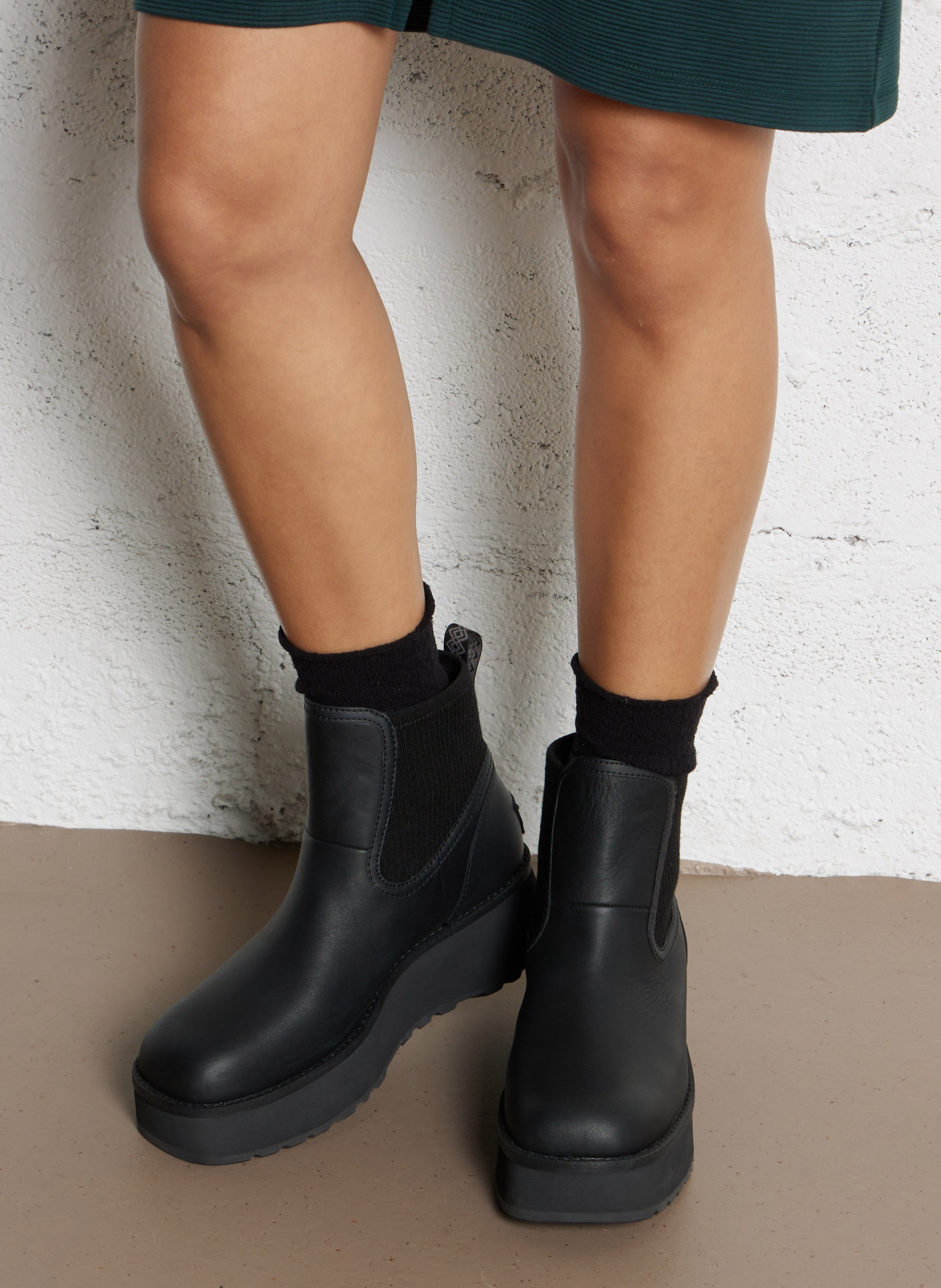 Bottines Chelsea en cuir mélangé UGG Noir