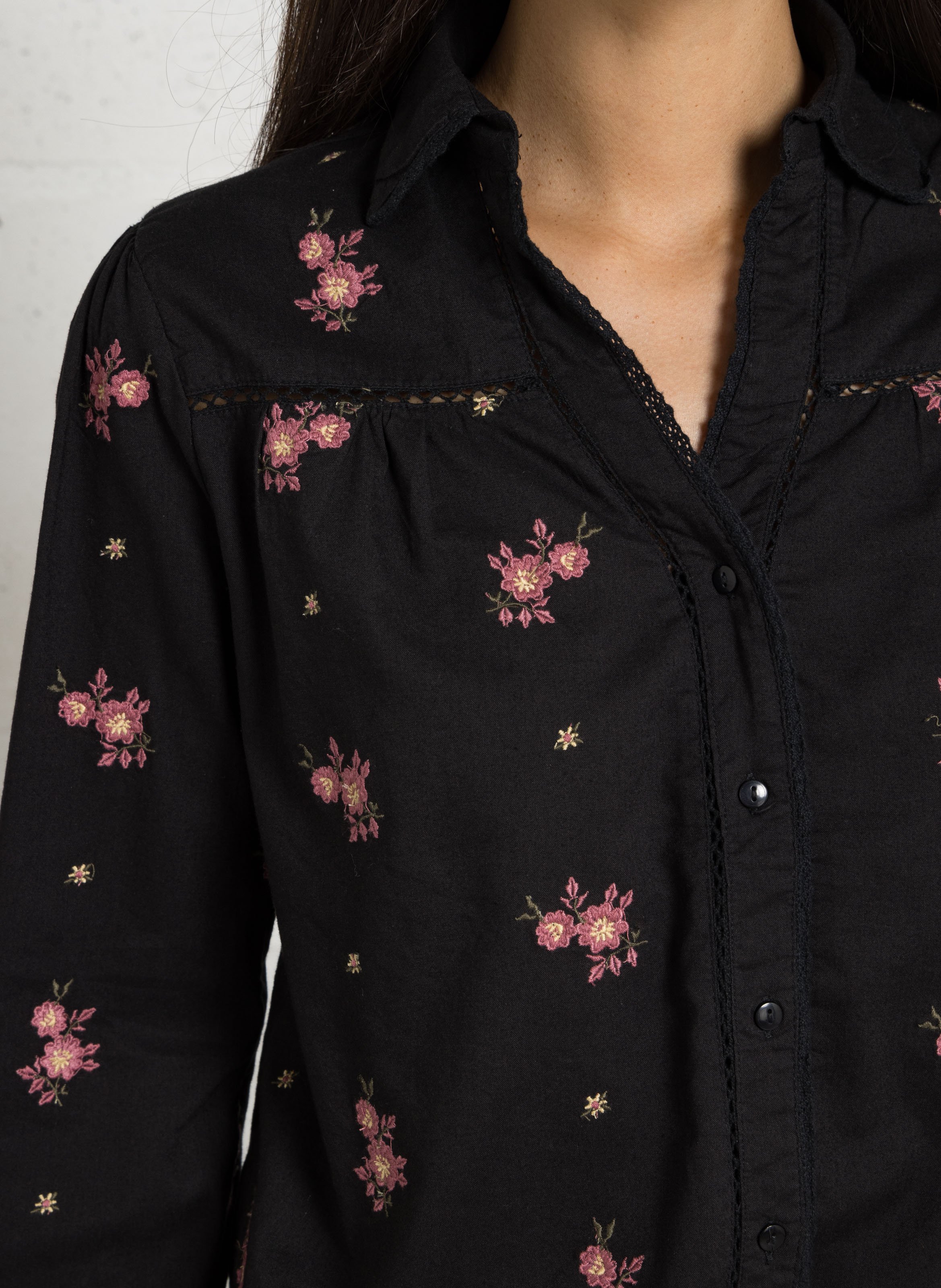 Gerade geschnittenes Hemd mit Stickmotiven MAISON HOTEL Schwarz