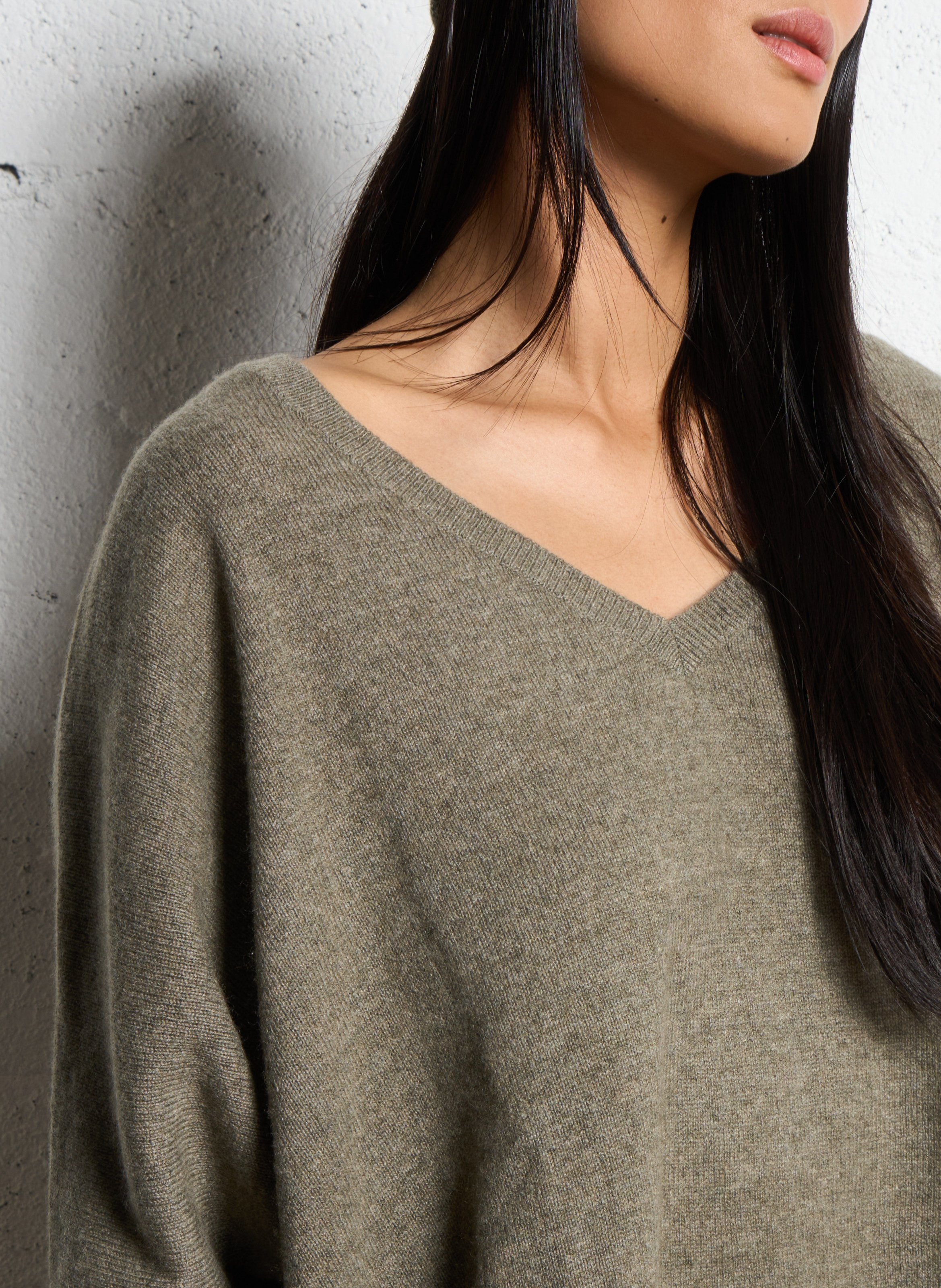 Pull col V oversize en cachemire KUJTEN Kaki