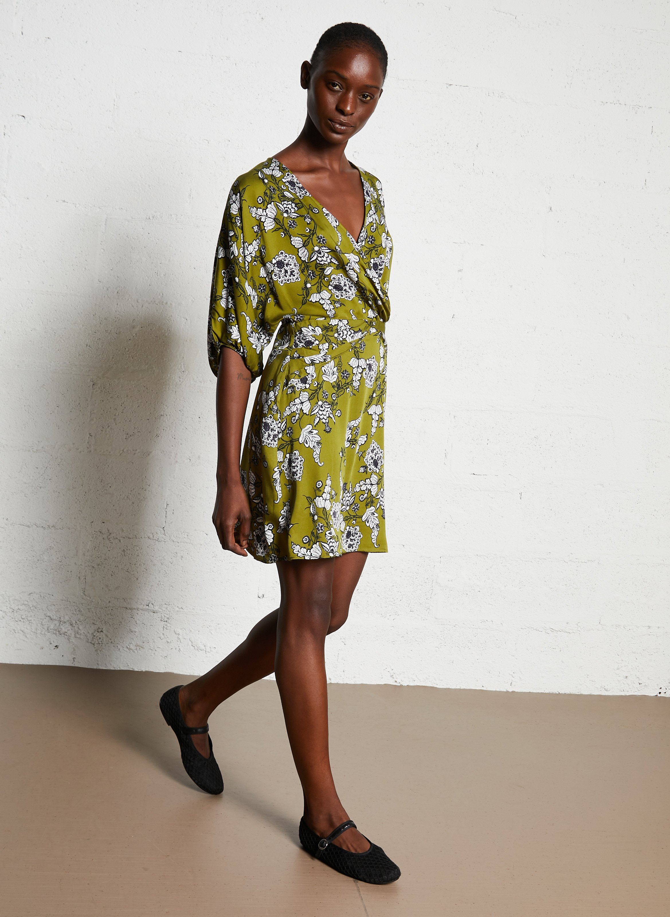 Tailliertes, kurzes Kleid mit V-Ausschnitt IKKS Grun