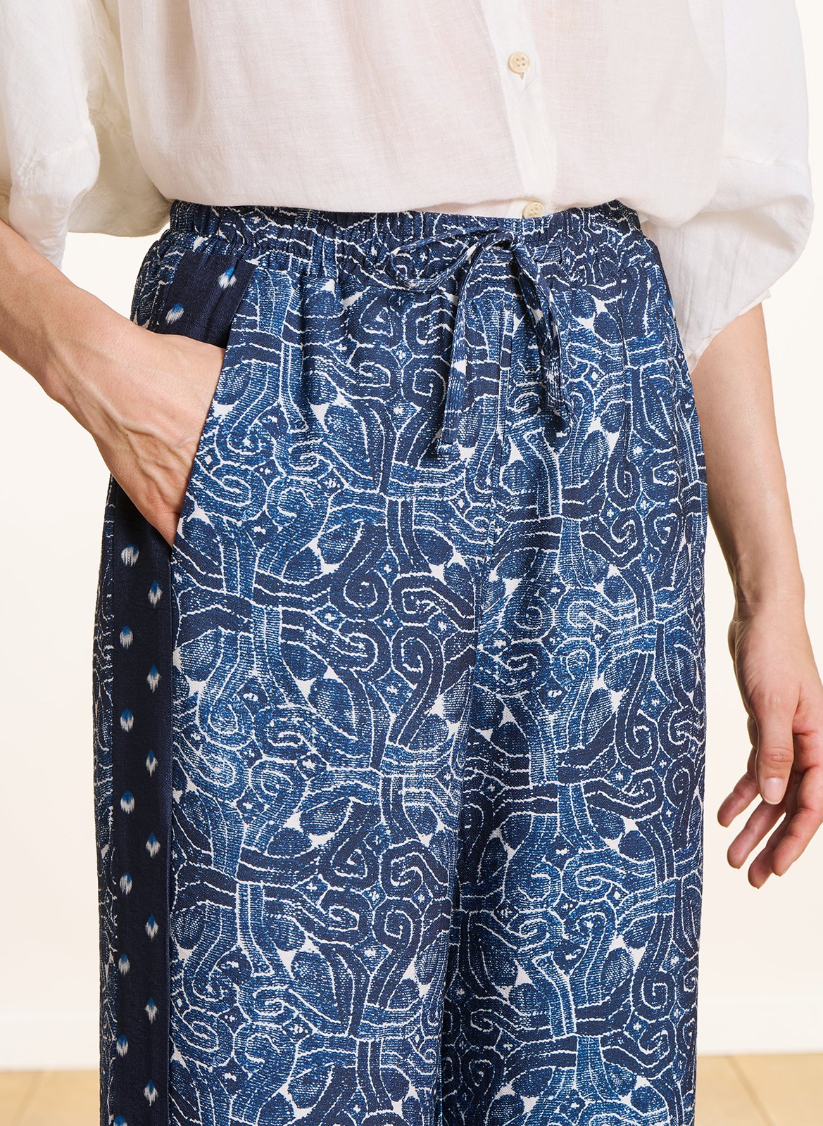 Weite Hose mit Ethno-Print LA FEE MARABOUTEE Blau