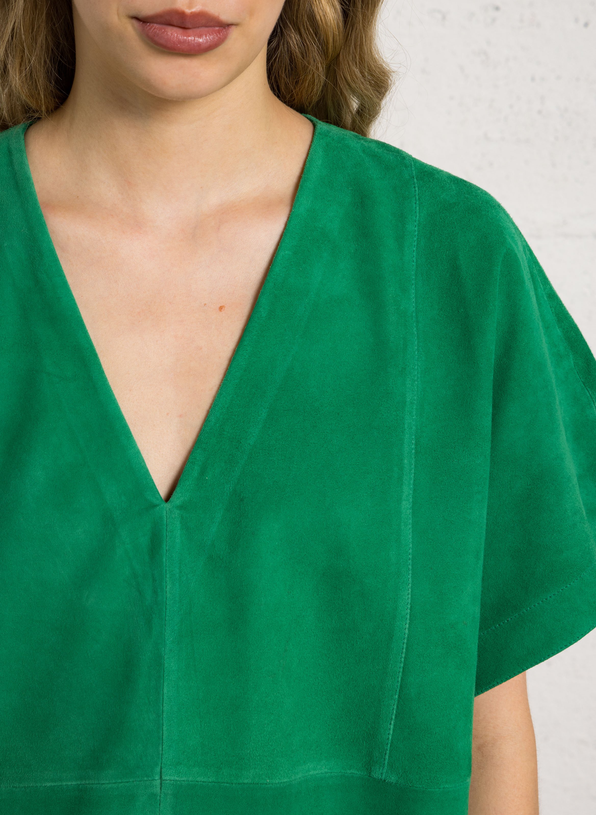 Flared V-neck top with short sleeves in suede BELLEPIECE Green